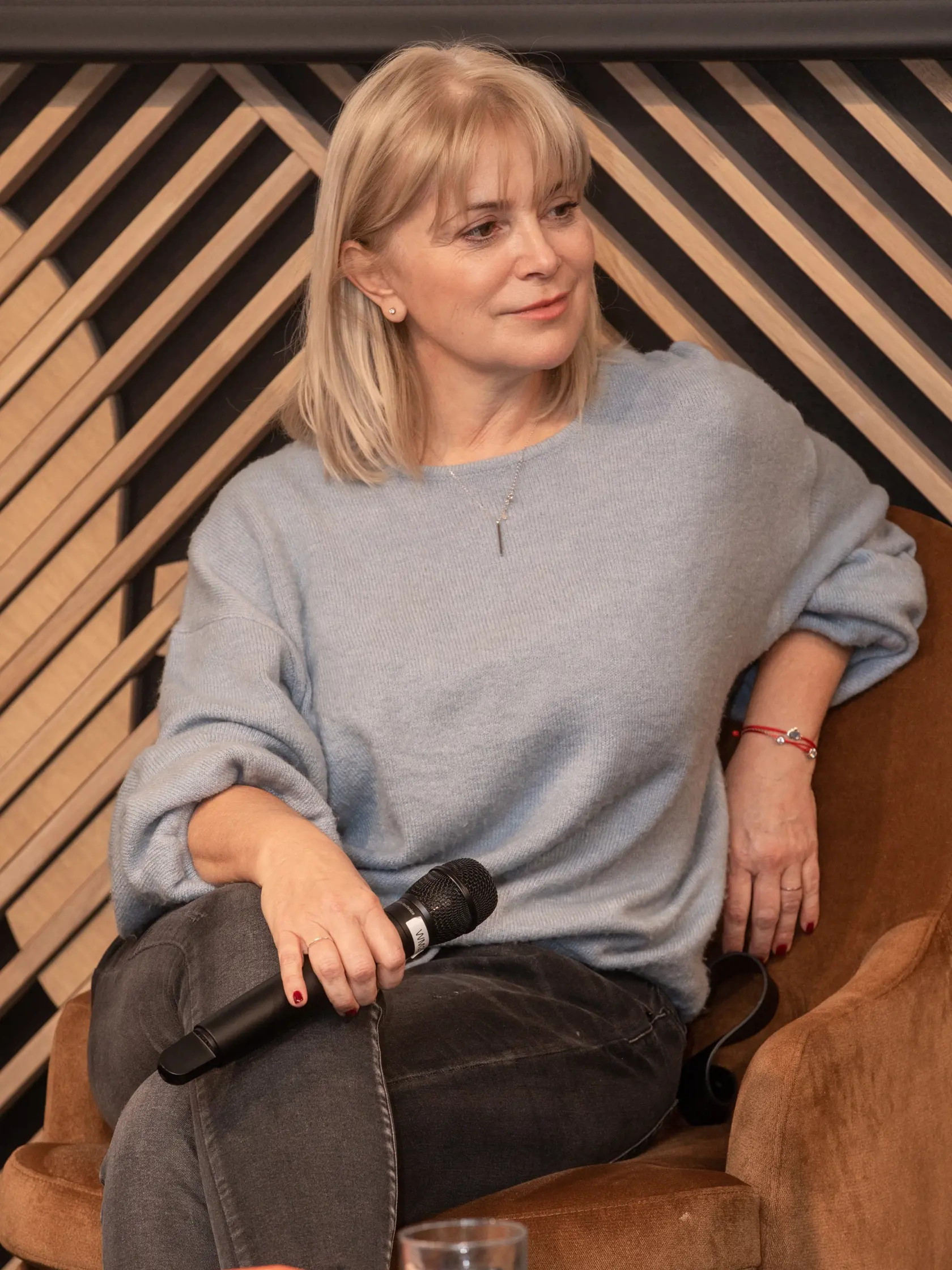 Na snímke je slovenská herečka, dabérka, moderátorka a pedagogička Zuzana Vačková na besede a krste knihy Sexuálna výchova v bratislavskom knihkupectve Panta Rhei.