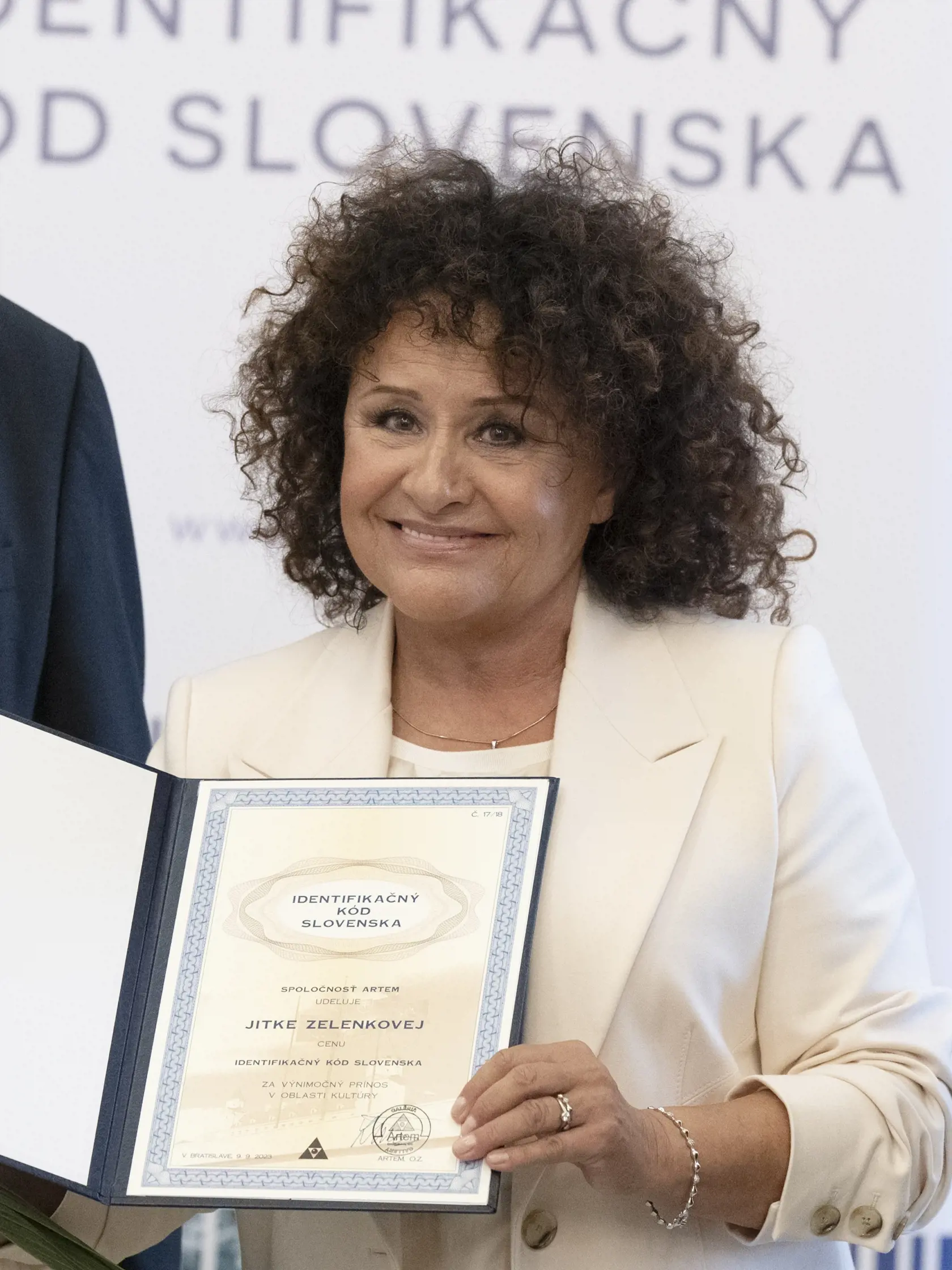 Na snímke ocenená umelkyňa Jitka Zelenková po prevzatí ceny na 16. ročníku Identifikačného kódu Slovenska v priestoroch Bratislavského hradu 9. septembra 2023 v Bratislave. FOTO TASR - Pavel Neubauer


