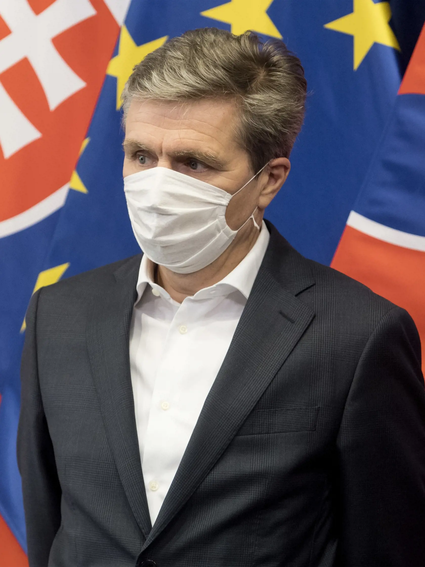 Na snímke predseda predstavenstva a generálny riaditeľ SLSP Peter Krutil počas tlačovej konferencie po rokovaní vlády SR so zástupcami bankového sektora 3. apríla 2020 v Bratislave. FOTO TASR - Martin Baumann