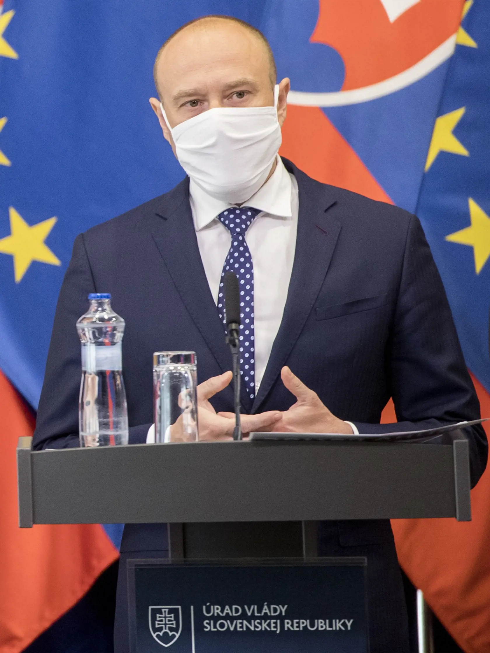 Na snímke predseda predstavenstva a generálny riaditeľ VÚB a prezident Slovenskej bankovej asociácie (SBA) Alexander Resch počas tlačovej konferencie po rokovaní so zástupcami bankového sektora 3. apríla 2020 v Bratislave. FOTO TASR - Martin Baumann