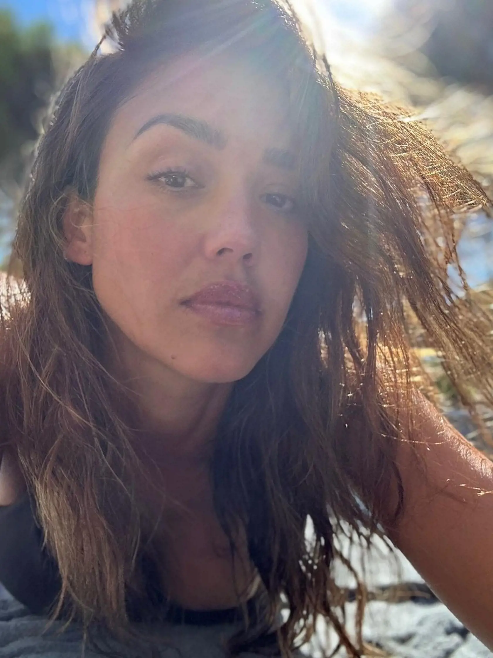 Jessica Alba pleť hýčka vlastnou kozmetikou.