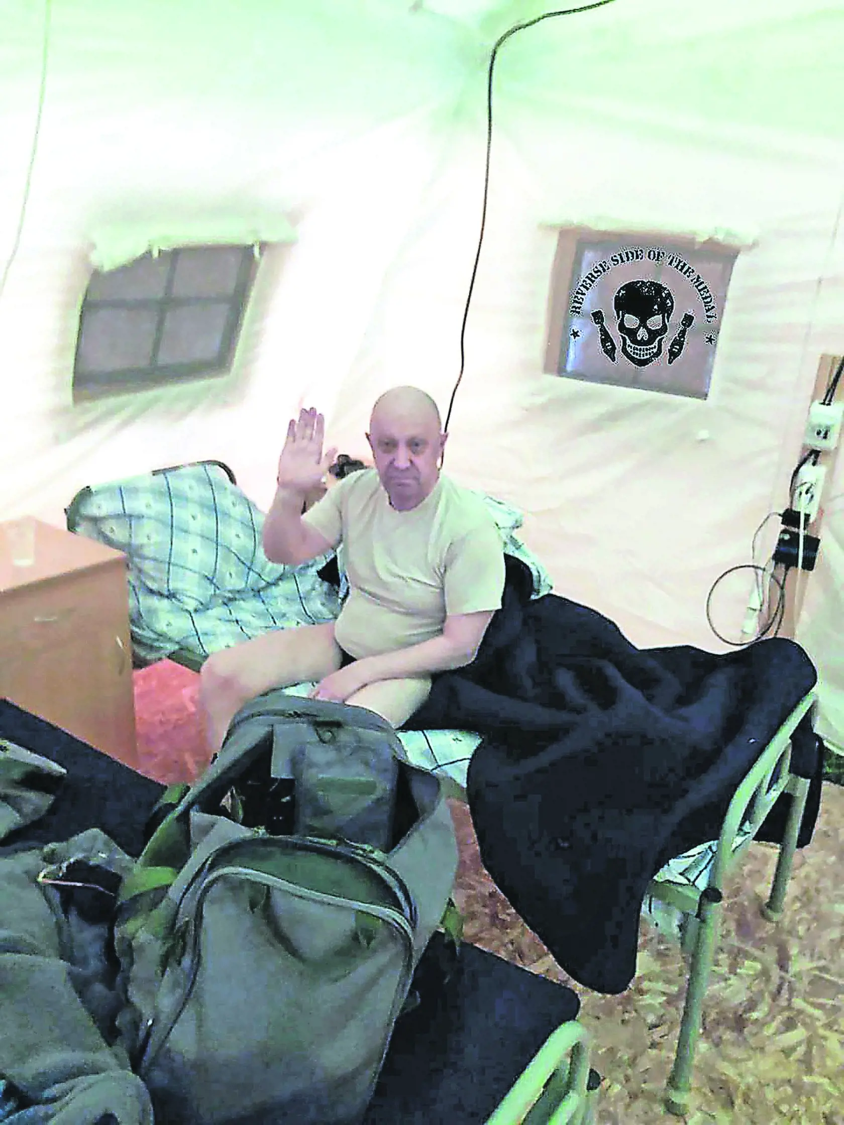 Na ukrajinskom kanáli sa snímka dokonca objavila s popisom „Šojgu, Gerasimov, kde sú nohavice?!", ktorá si uťahuje z Prigožinovej májovej tirády za posilnenie dodávok munície pre svoje jednotky. Snímka údajne vznikla 12. júla, pričom miesto jej zhotovenia nie je známe.