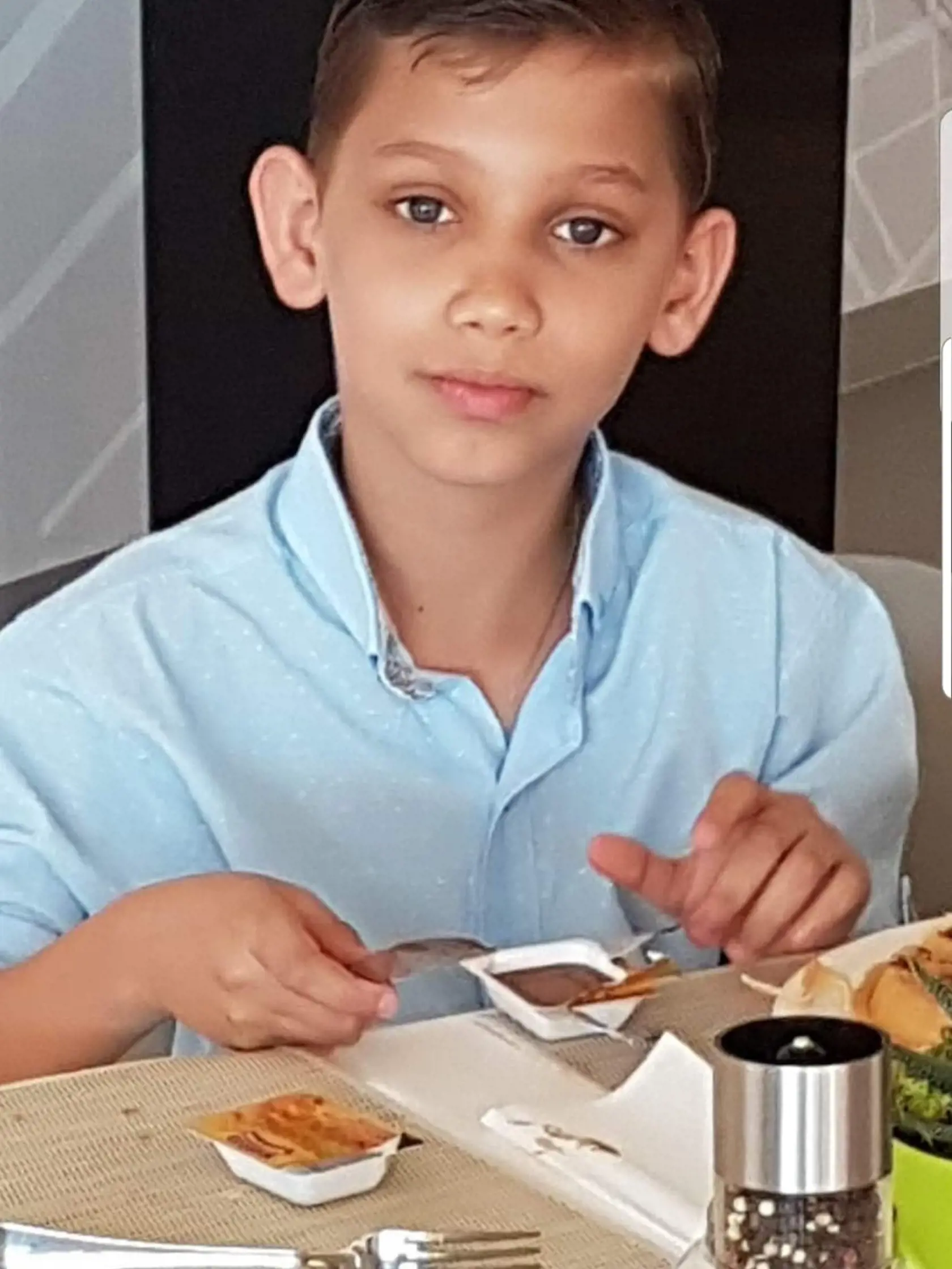 Mladší syn Tito (11) pri raňajkách.