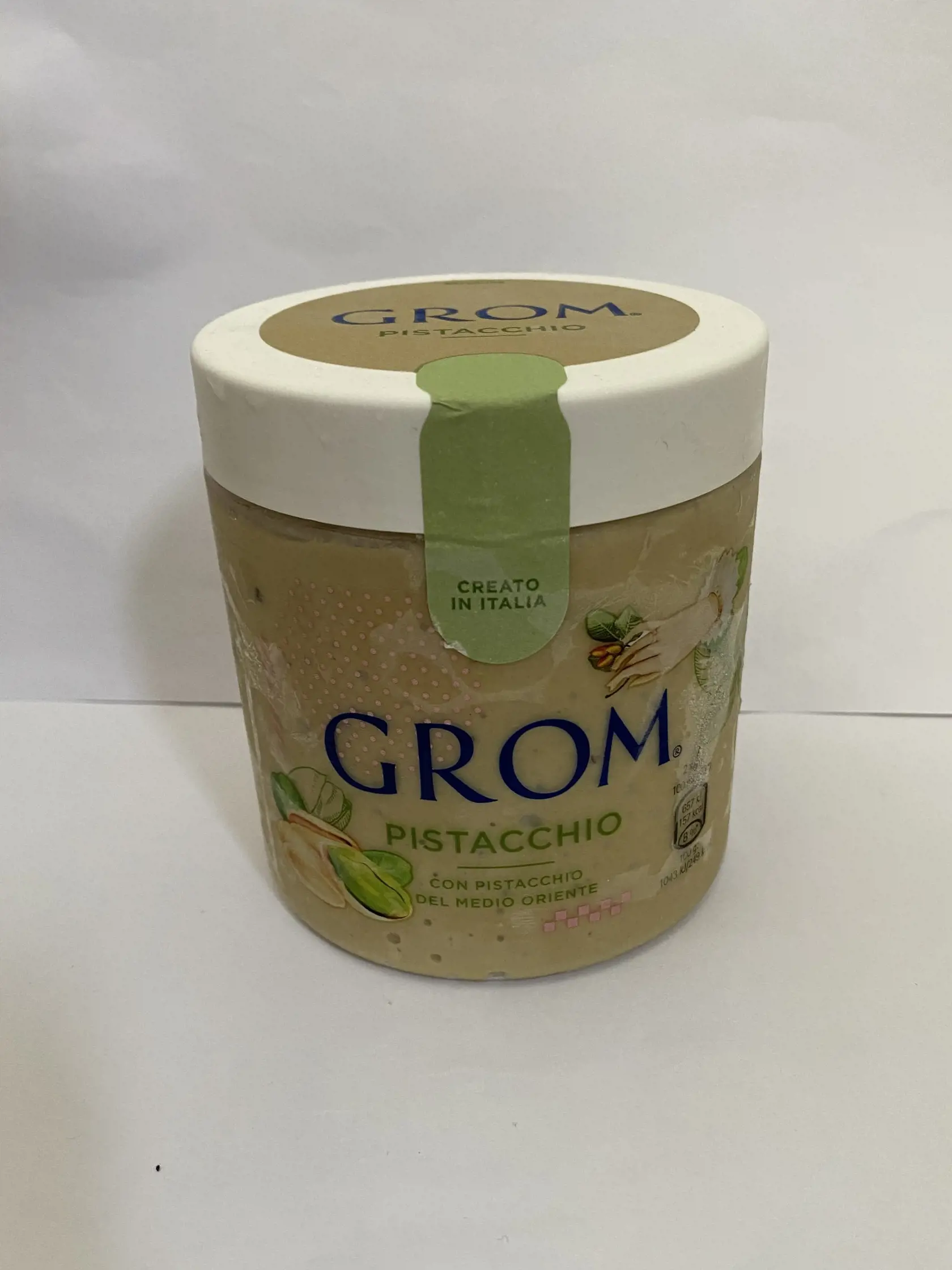 10. Grom pistáciová zmrzlina 11,49€: Zloženie je kratšie ako pri väčšine predošlých zmrzlín, takže aj napriek tomu, že sa stále jedná o dosť spracovanú potravinu, je na tom v porovnaní s ostatnými o niečo lepšie. Hlavnými zložkami sú mlieko a trstinový cukor, čo nie je úplný ideál, ale ďalej v zložení nachádzame pistáciovú pastu, kúsky pistácii a iba jeden stabilizátor. Obsahuje síce viac kalórií ako napr. sorbet ale oproti ostatným zmrzlinám môžeme vidieť vyšší obsah bielkovín.