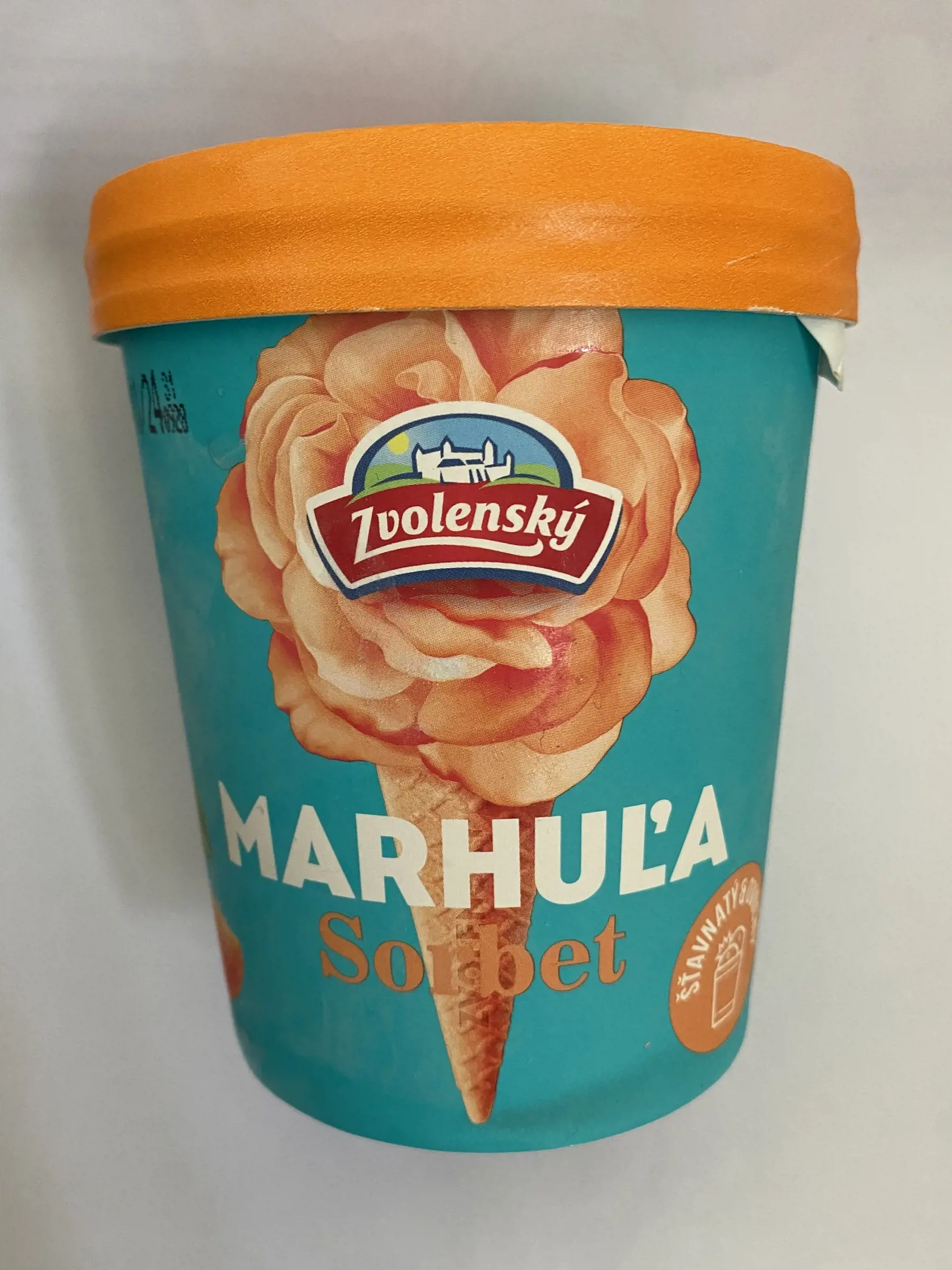 5. Zvolenský - sorbet MARHUĽA 3,79€: Hlavnou zložkou tejto zmrzliny je voda a marhuľové pyré, takže začíname dobre. Keď sa ale pozrieme čo nasleduje v zložení ďalej, narazíme na cukor, emulgátory, stabilizátory a farbivá. Z kalorického hľadiska je na tom lepšie ako ostatné zmrzliny, obsahuje menej tukov aj kalórií. Túto zmrzlinu by som zaradila do kategórie - menšie zlo. V prípade, že máte trocha času, môžete si ju jednoducho vyrobiť doma - stačí zamraziť rozmixované marhule.