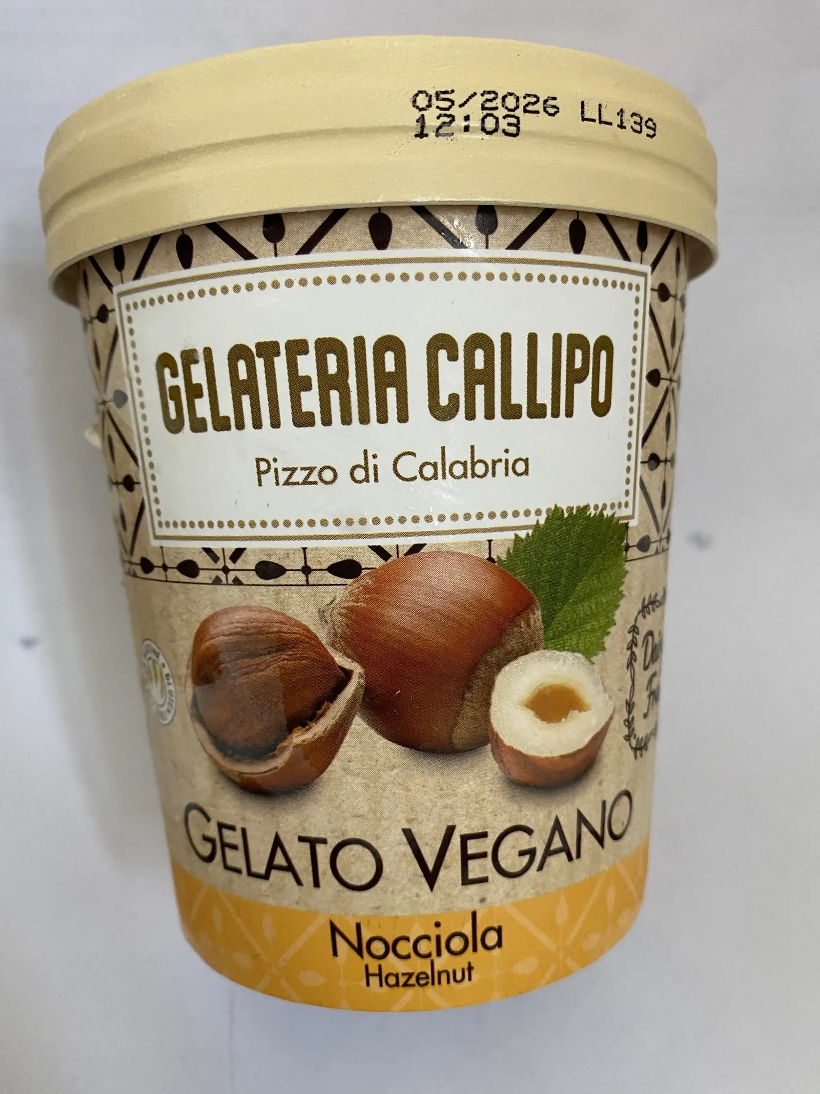 8. Callipo - Vegánska zmrzlina s lieskovými orieškami 5,59€: Hlavnými zložkami je voda a pasta z lieskových orieškov, takže začíname dobre. Ďalej nasleduje už známy “koktejl” v podobe vyššieho obsahu jednoduchých cukrov, rastlinného tuku, emulgátorov a stabilizátorov, čo nám zasa body nepridáva.