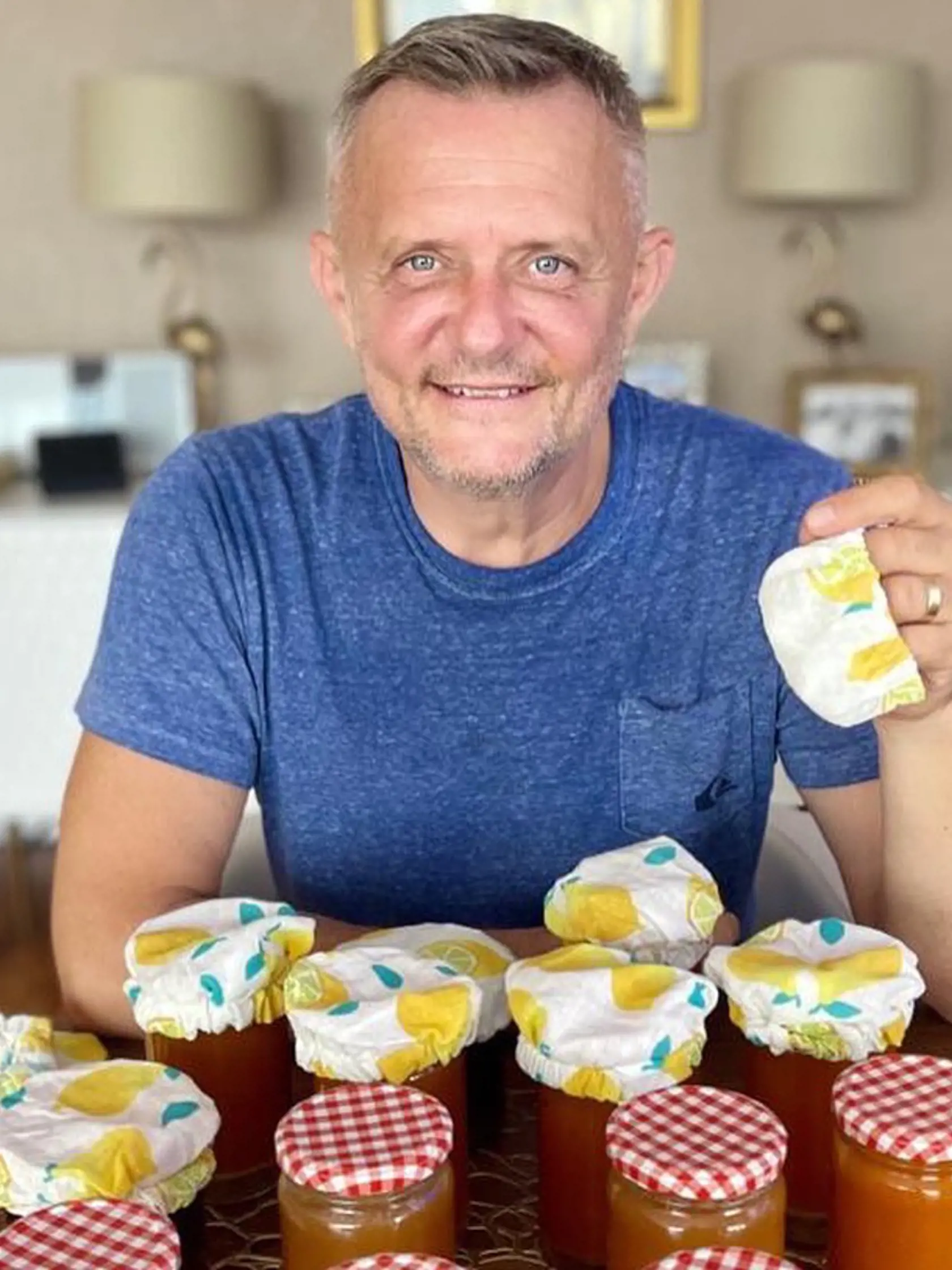 "Zavárame. No dobre…to množné číslo je prehnané 🤣. Zavára moja milovaná manželka Sandra @doktorka_sandra a ja nasadzujem “čepičky”, pretože “Bohumile’ bez čepičky ne” … btw: vy zavárate?" napísal Vilo k tejto fotke.