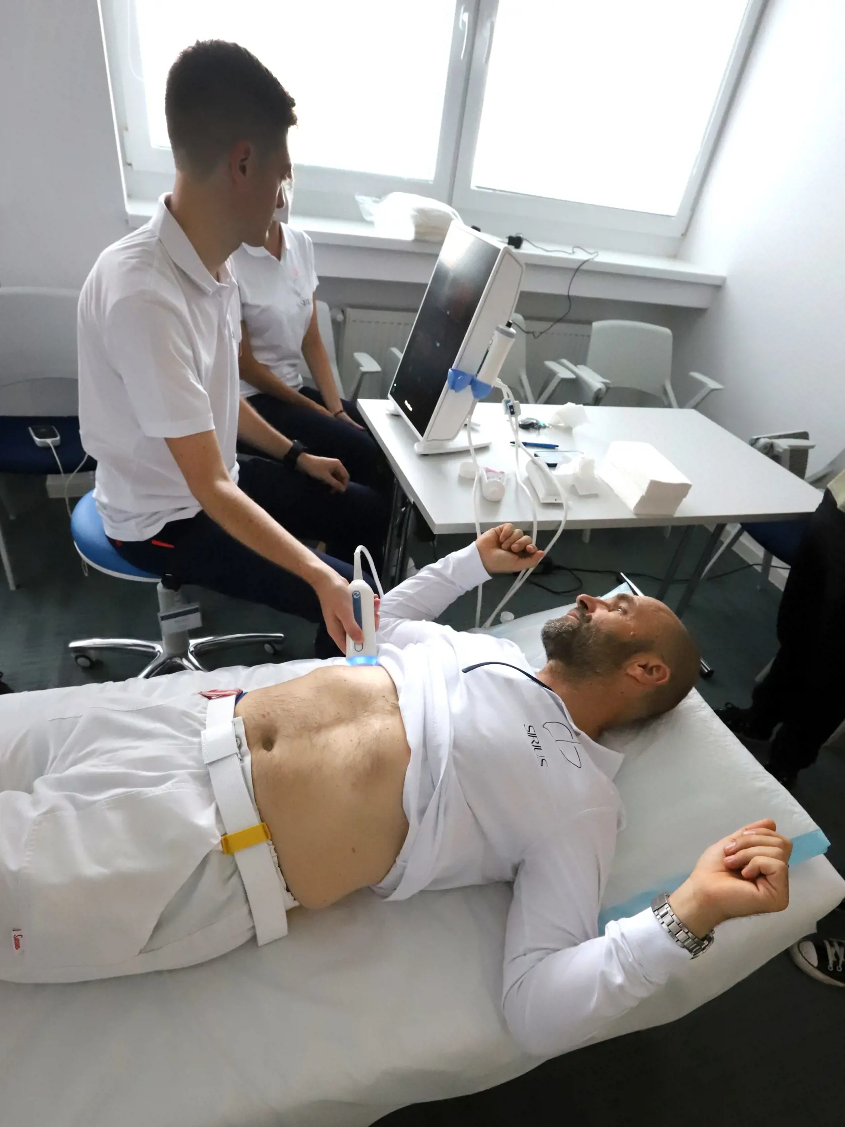 Na snímke preventívne skríningové vyšetrenie pečene vo vzdelávacom centre EDUKA vo FNsP F.D. Roosevelta Banská Bystrica 22. augusta 2022. Fakultná nemocnica s poliklinikou F. D. Roosevelta Banská Bystrica v úzkej spolupráci so Slovenskou hepatologickou spoločnosťou rozbieha na rôznych miestach Slovenska SIRIUS - preventívny skríning pečene, ktorého cieľom je odhaliť ochorenie pečene vo včasnom štádiu, kedy je ešte liečiteľné. FOTO TASR - Ján Krošlák