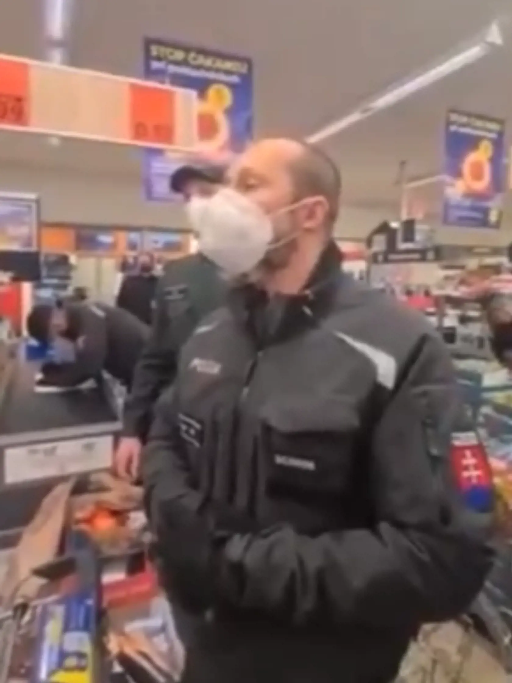 Zásah polície voči antirúškarom.