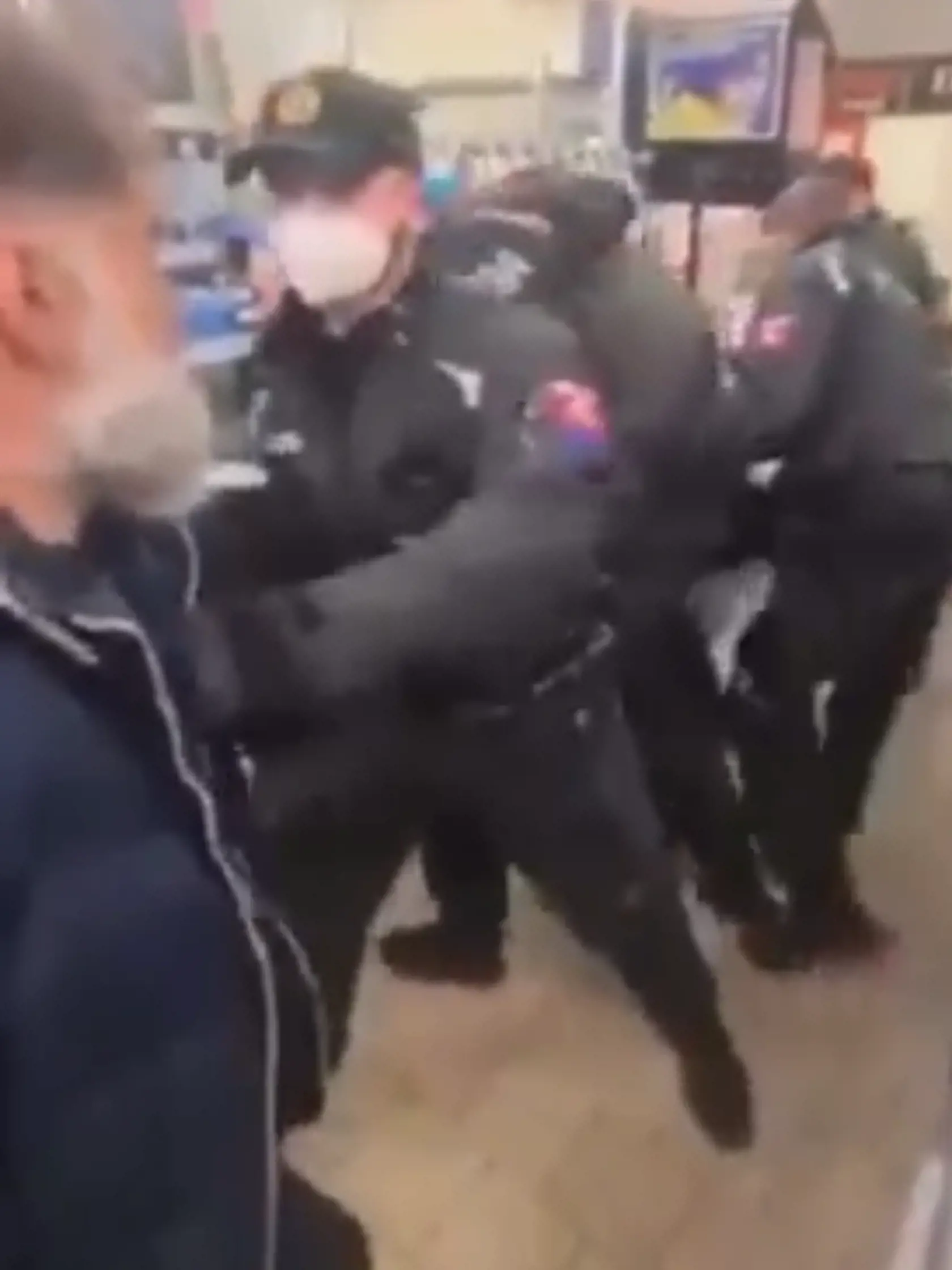 Zásah polície voči antirúškarom.