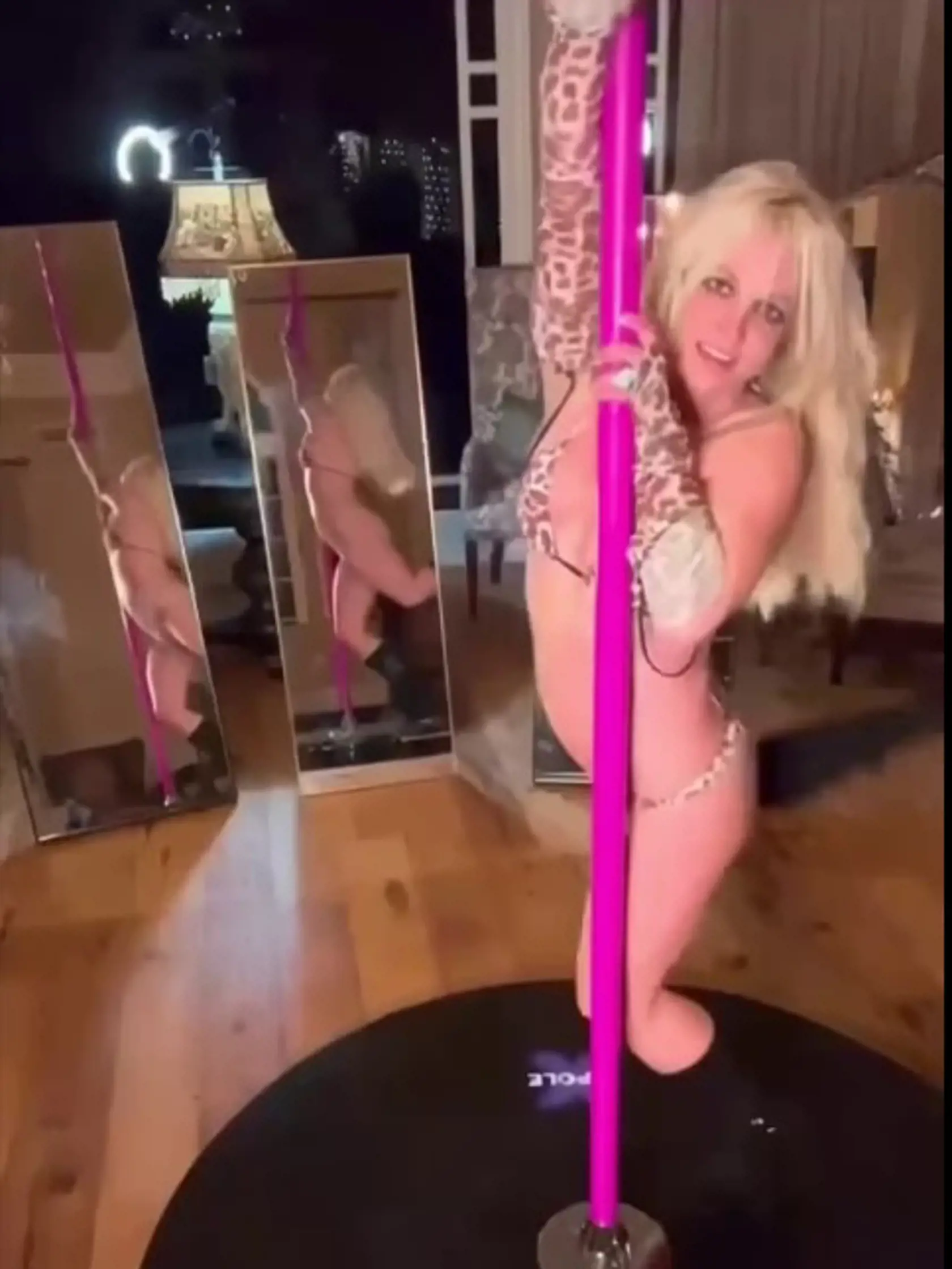 Britney Spears  zdieľala v nedeľu so svojimi fanúšikmi na Instagrame veľmi šteklivé video po kúpe novej striptízovej tyče.