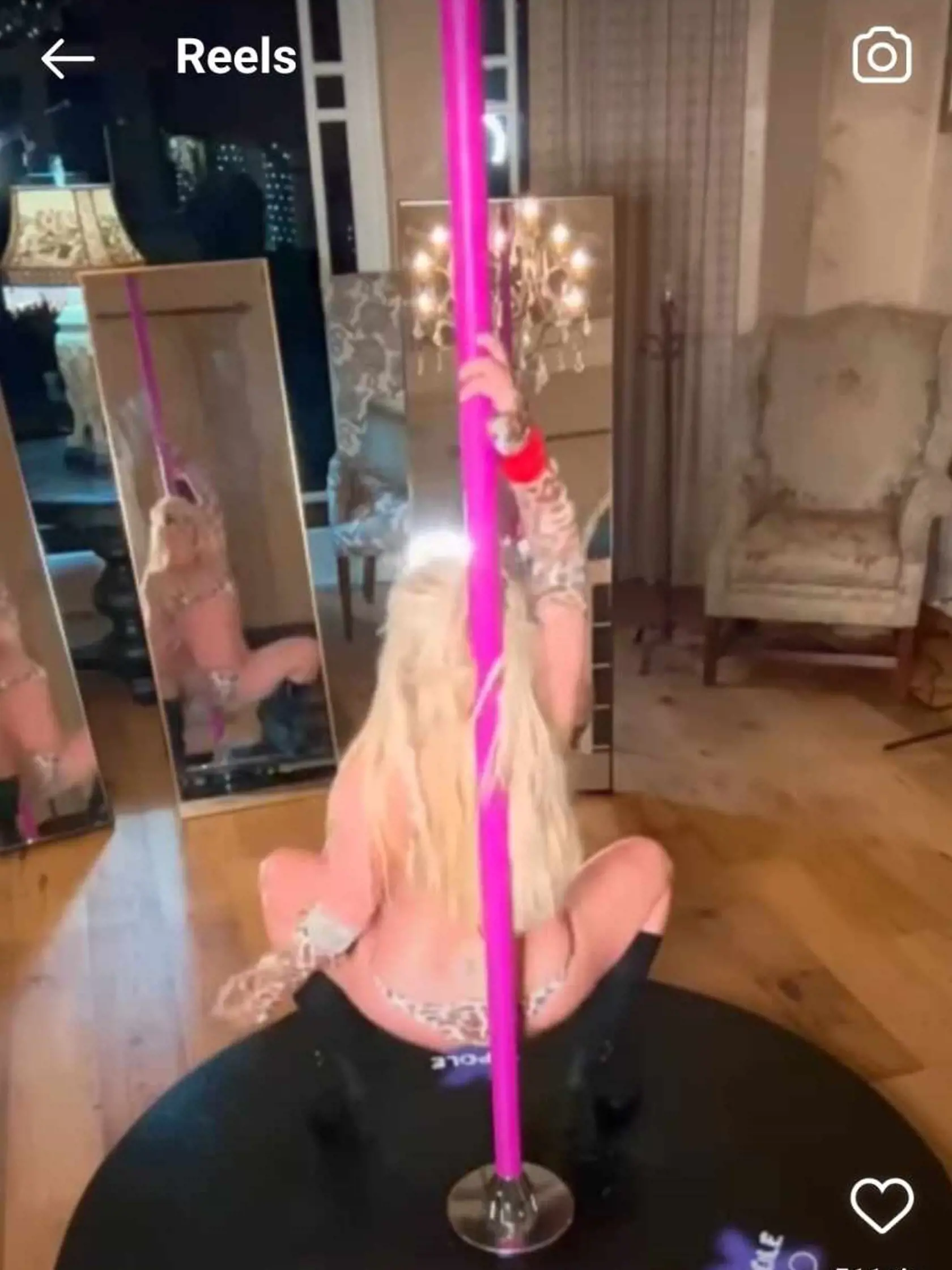 Britney Spears predviedla na tyči sériu žhavých pohybov.