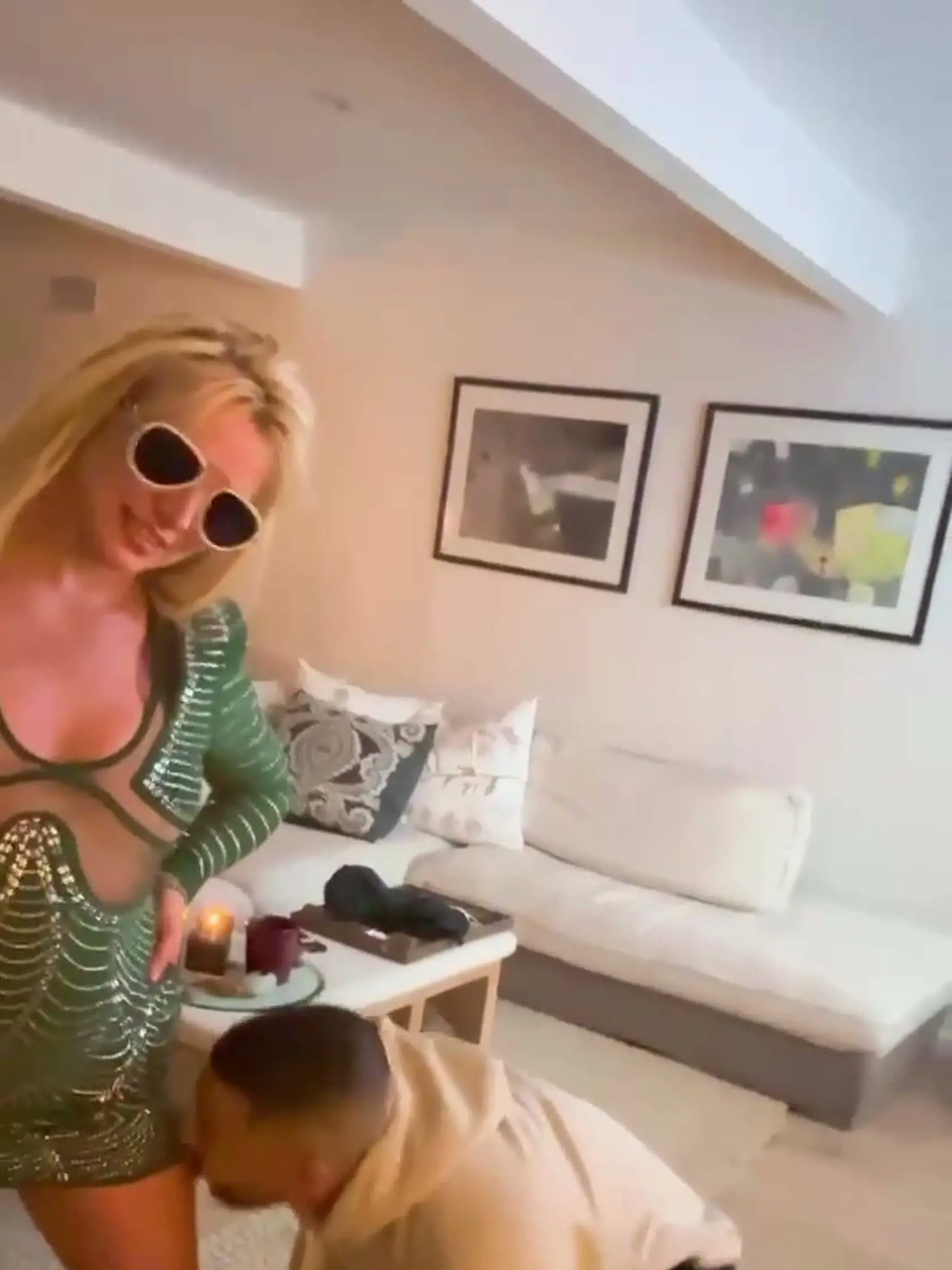 Speváčka Britney Spears si po oznámení rozvodu pozvala obľúbených mužov. Jeden predvádzal, ako ju olizuje.