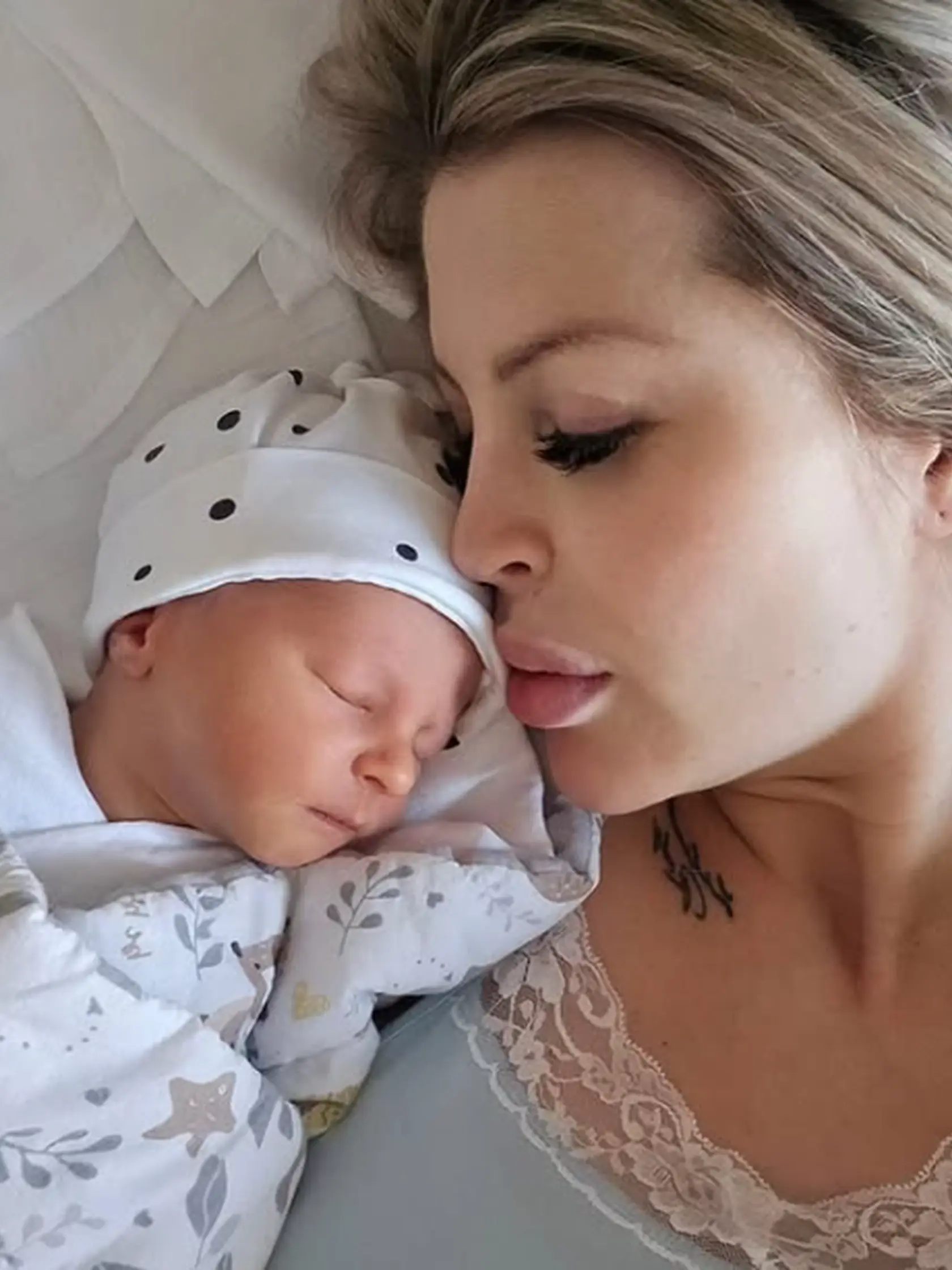Lela priviedla Karlosovi na svet tretie dieťatko, Arnieho.
