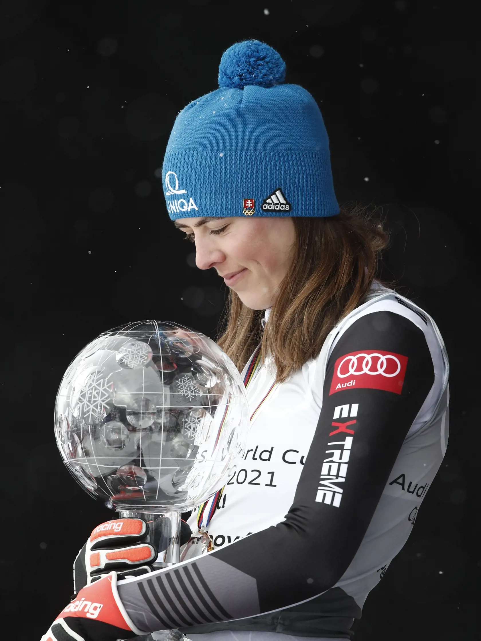 JB 77 Lenzerheide - Slovenská lyžiarka Petra Vlhová drží veľký kryštáľový glóbus za celkové prvenstvo Svetového pohára v alpskom lyžovaní vo švajčiarskom Lenzerheide 21. marca 2021. FOTO TASR/AP

Slovakia's Petra Vlhova holds the trophy of the alpine ski,women's World Cup slalom overall title, in Lenzerheide, Switzerland, Sunday, March 21, 2021. (AP Photo/Gabriele Facciotti)Slovakia's Petra Vlhova holds the trophy of the alpine ski,women's World Cup slalom overall title, in Lenzerheide, Switzerl