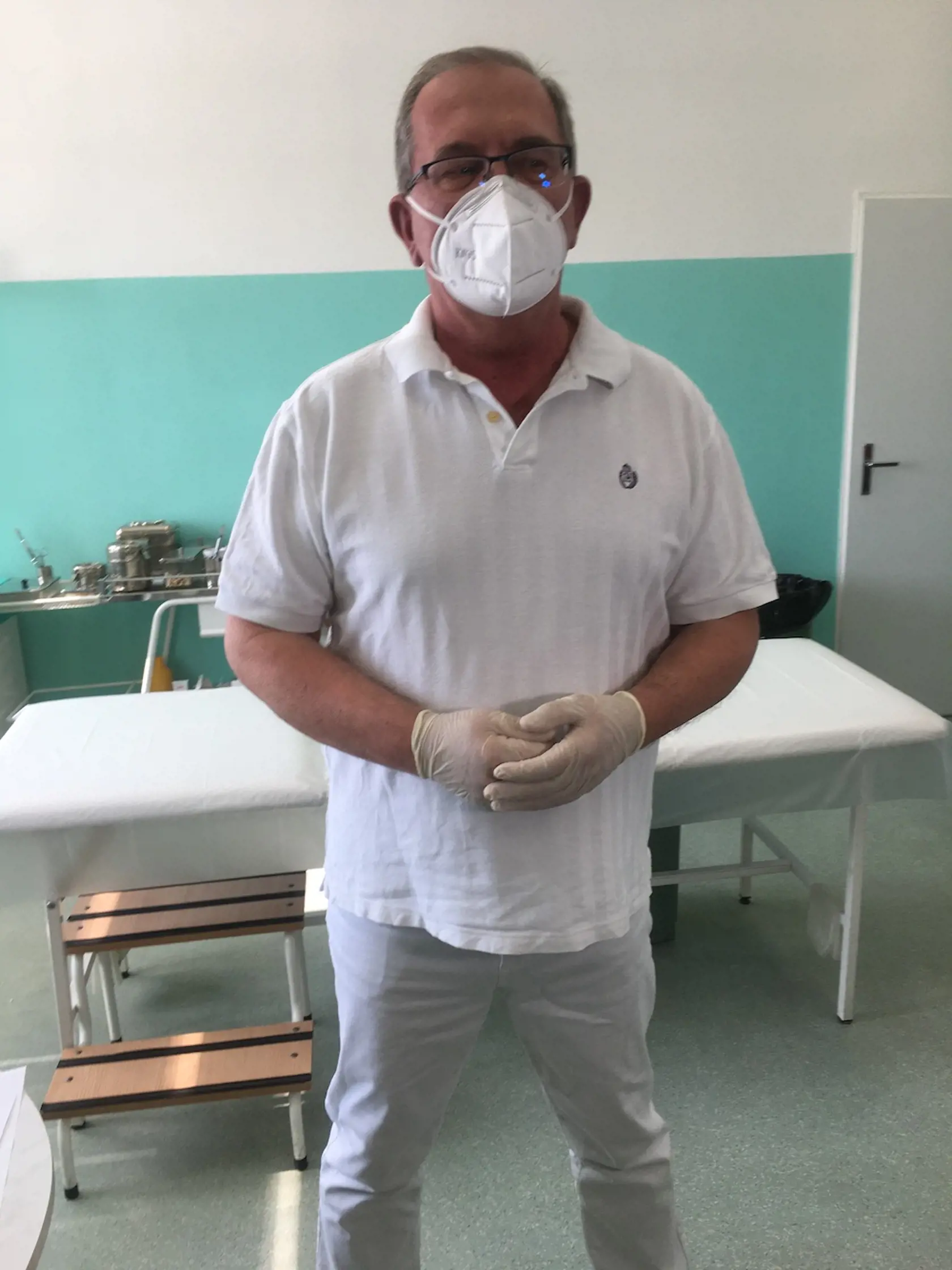Chirurgovi Petrovi Bandurovi poslali humanitárnu pomoc jeho kolegovia z Číny, s ktorými spolupracuje na výskume.