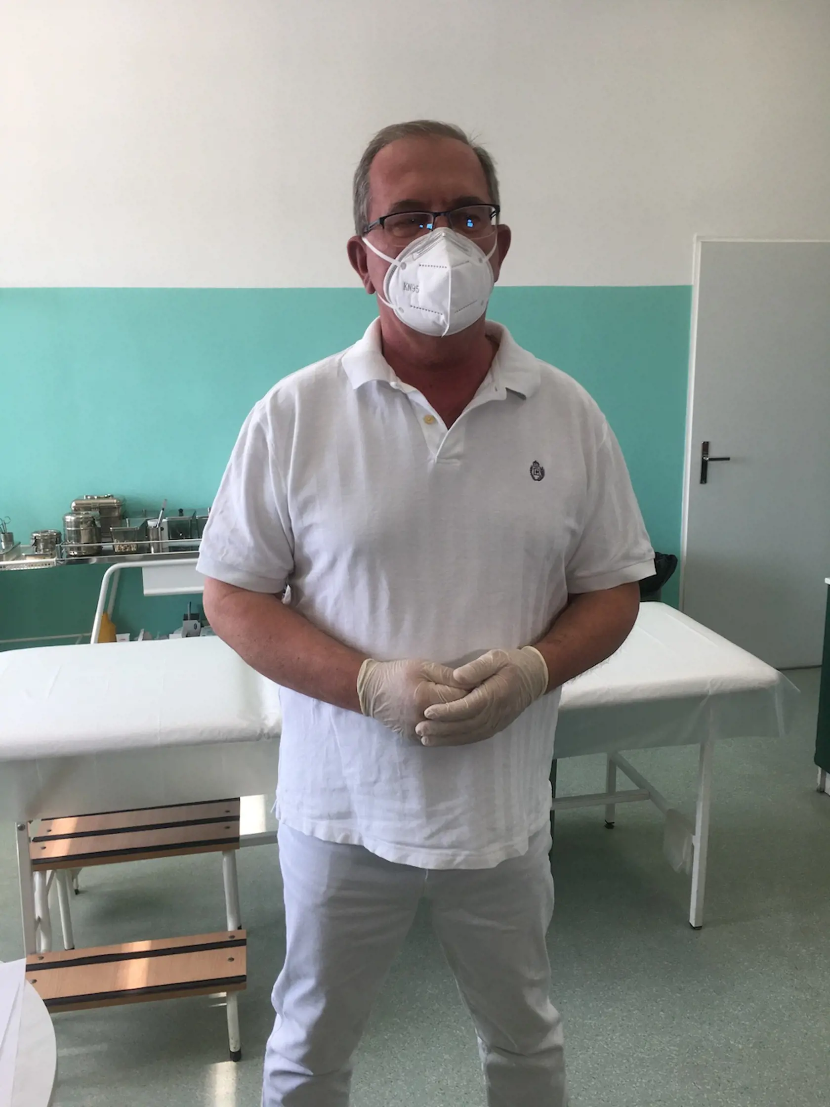 Chirurg Peter Bandura z Prešova nechápe, ako môže štát od neho pýtať peniaze za humanitárnu pomoc v podobe ochranných rúšok v čase, keď u nás zúri koronavírus a štát mu nevie ochranné pomôcky zabezpečiť.