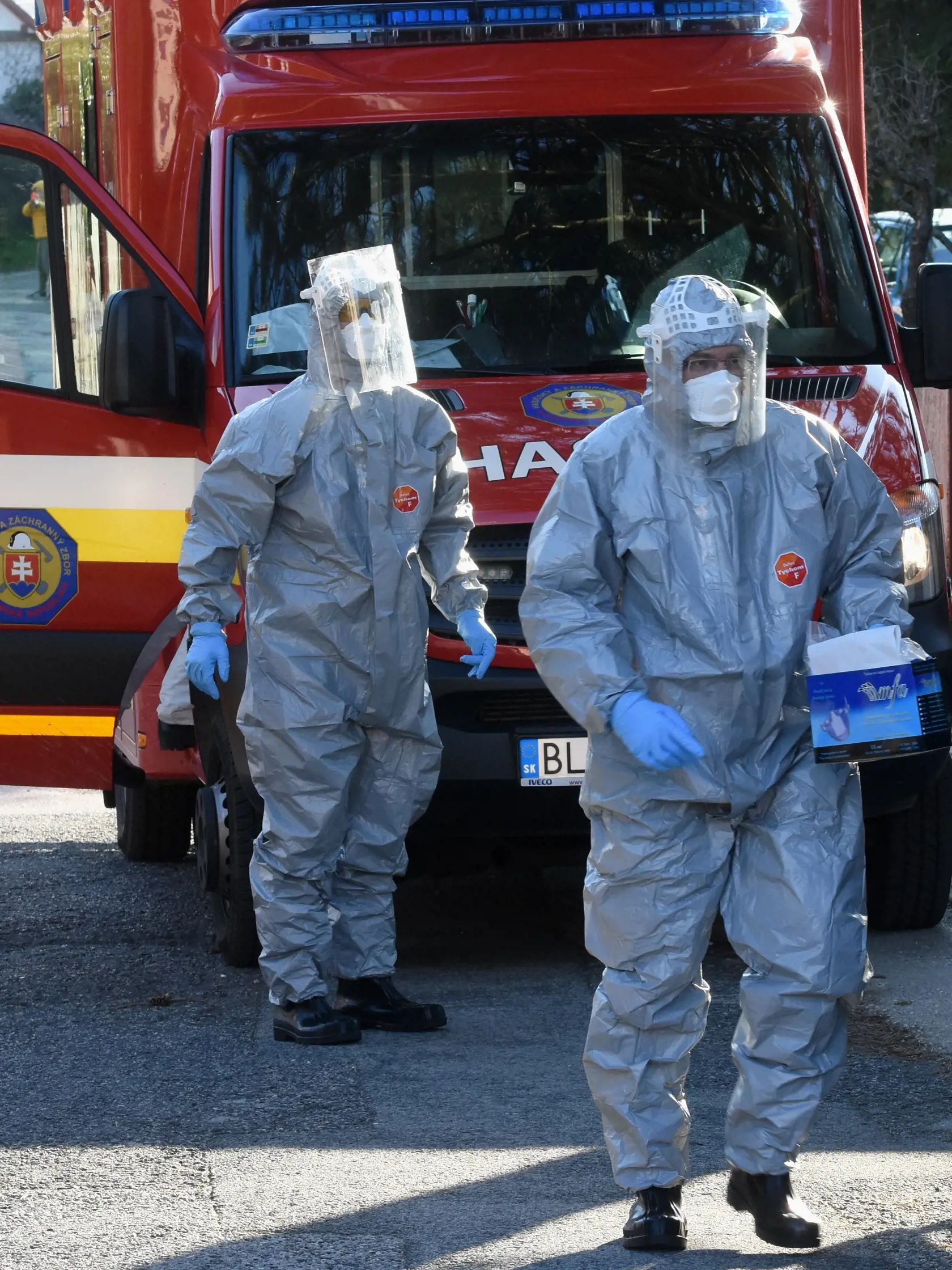 Na snímke hasiči idú odobrať vzorky mobilným zariadením od pacienta podozrivého na ochorenie na koronavírus v jednej z bratislavských štvrtí. Bratislava, 17. marca 2020. FOTO TASR - Vladimír Benko