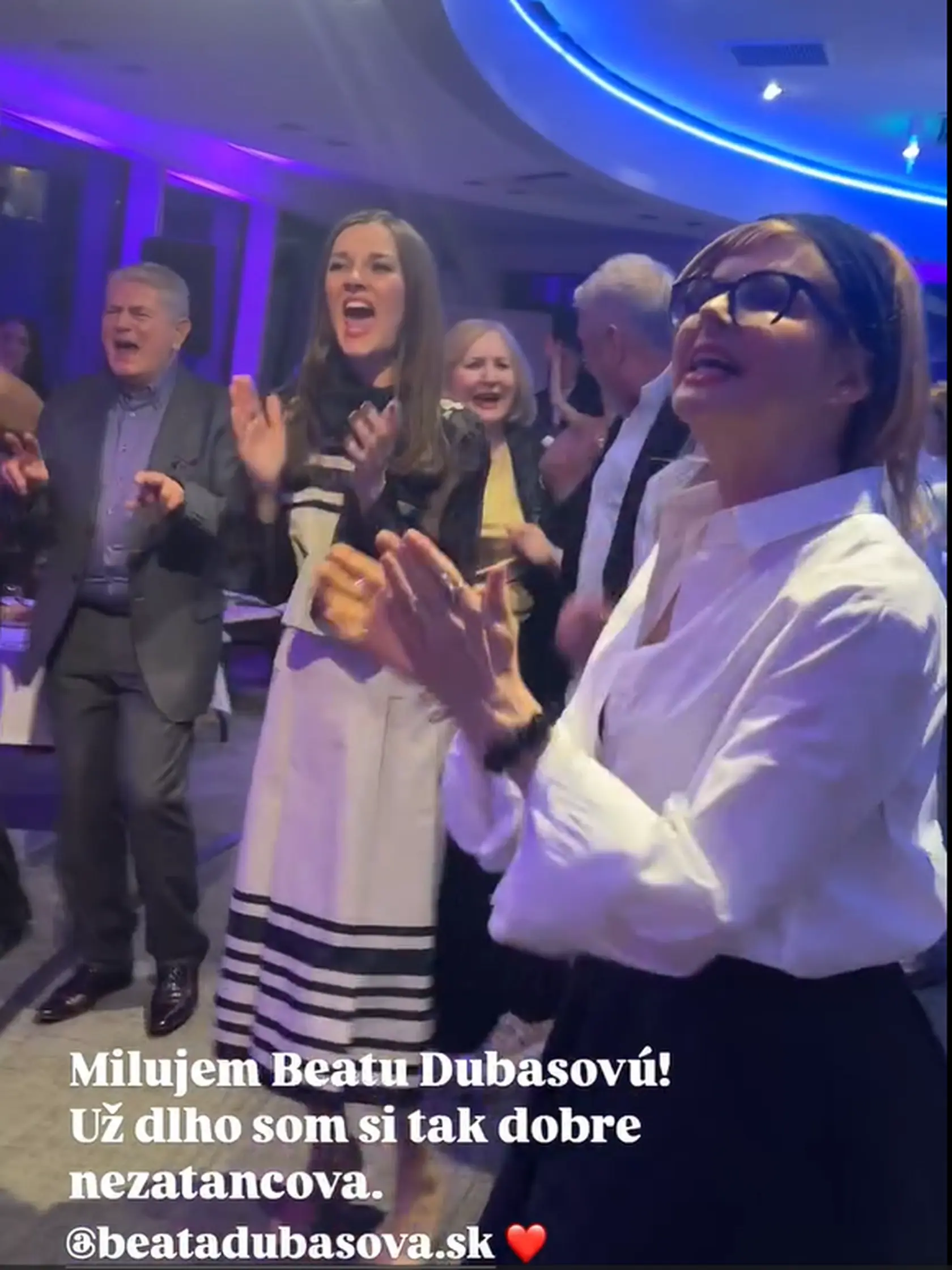 Veľkolepá oslava 70-ky Aleny Heribanovej: Hosťom zaspievala Beáta Dubasová. Legendy Slovenskej televízie si skvele zatancovali. Vpredu Soňa Müllerová.