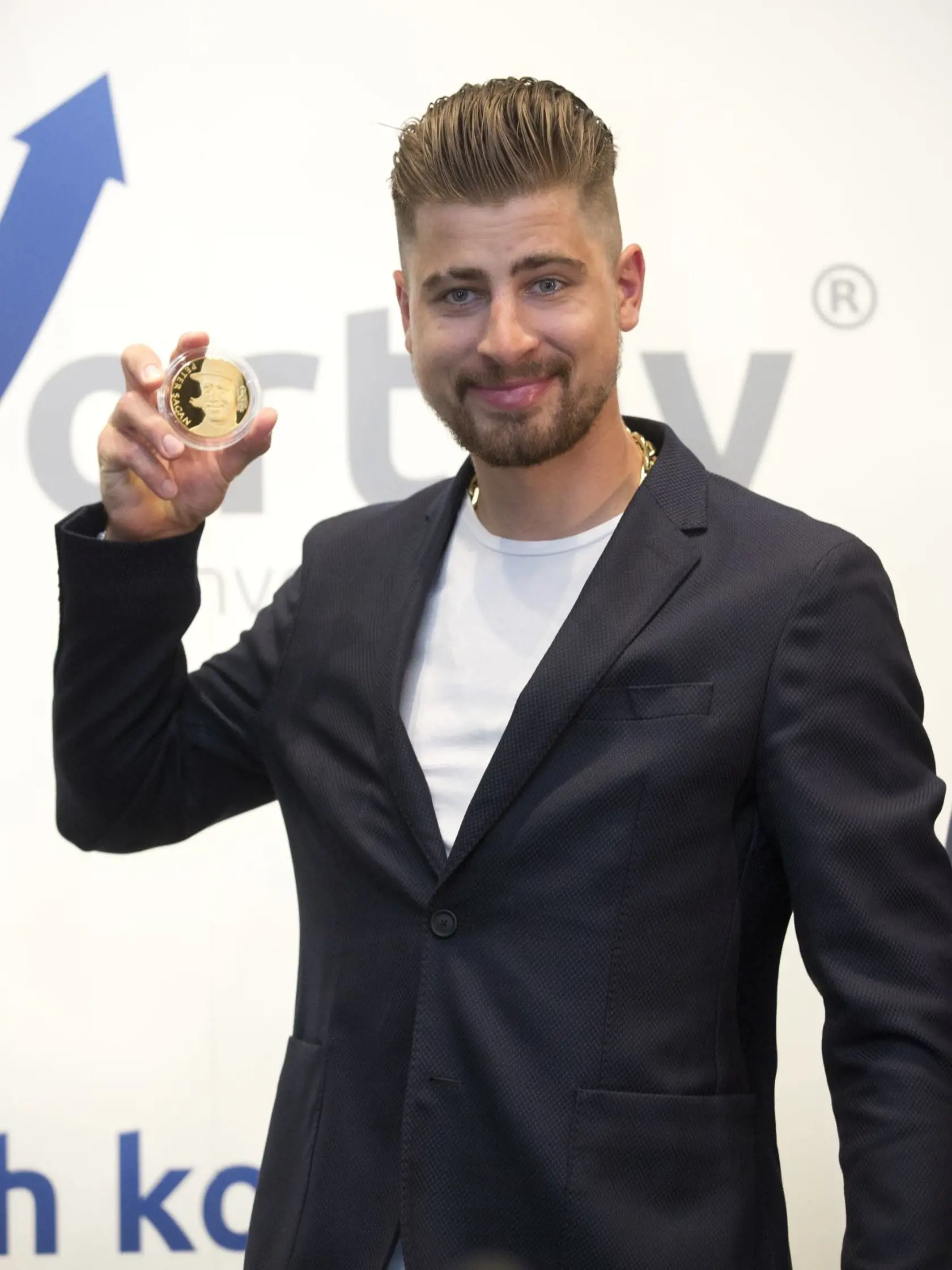 Sagan sa pochválil vlastnou pamätnou mincou, odhalil nový účes a to nebolo z jeho prekvapení všetko.