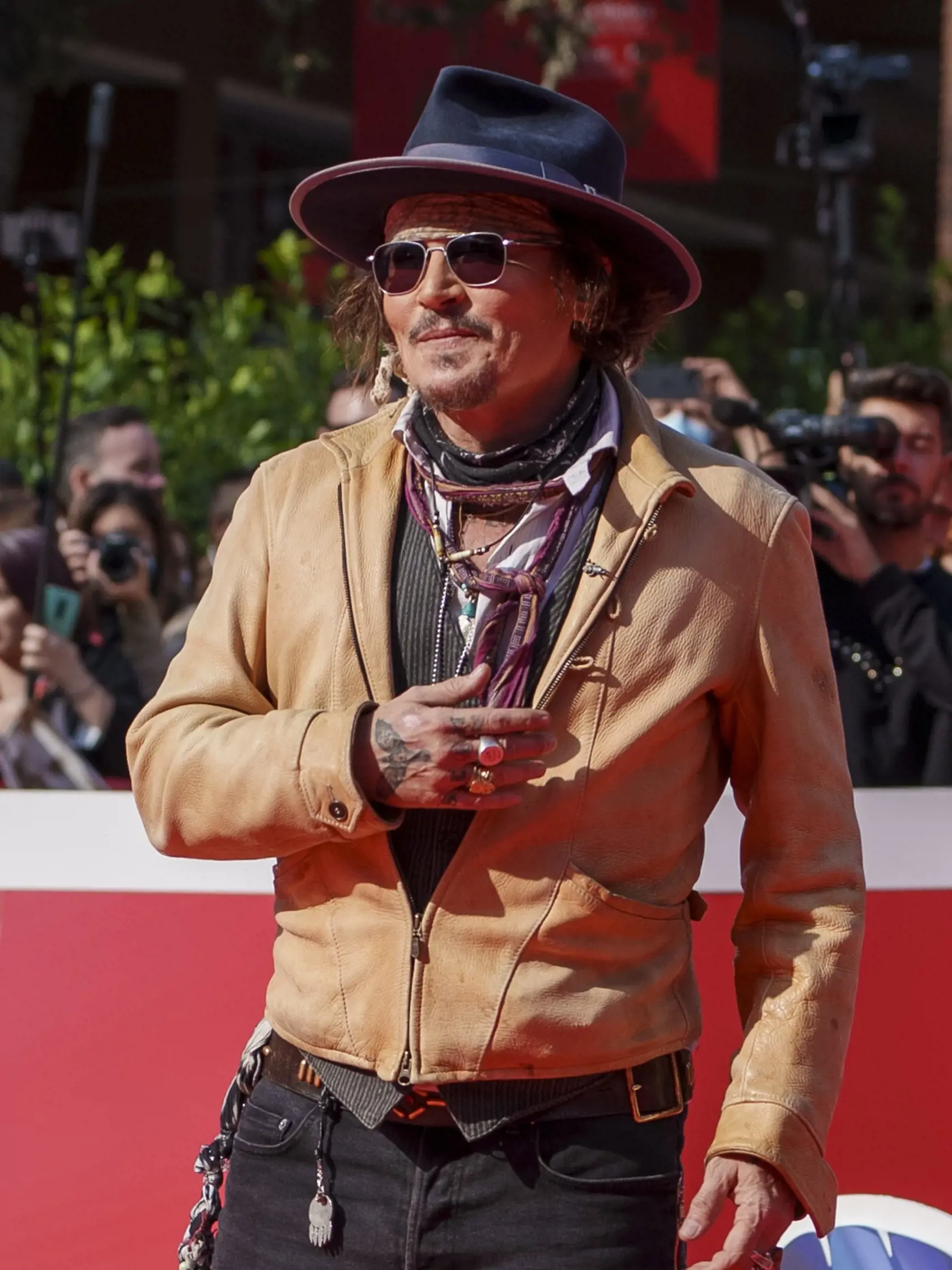 EBE 58 Rím - Na snímke americký herec Johnny Depp pózuje na červenom koberci pred projekciou animovaného filmu o tučniakoch Puffins v rámci 16. ročníka medzinárodného filmového festivalu Ríme 17. októbra 2021. FOTO TASR/AP


Actor Johnny Depp poses on the red carpet for the movie 'Puffins' at the 16th edition of the Rome Film Fest in Rome, Sunday, Oct. 17, 2021. (AP Photo/Domenico Stinellis)