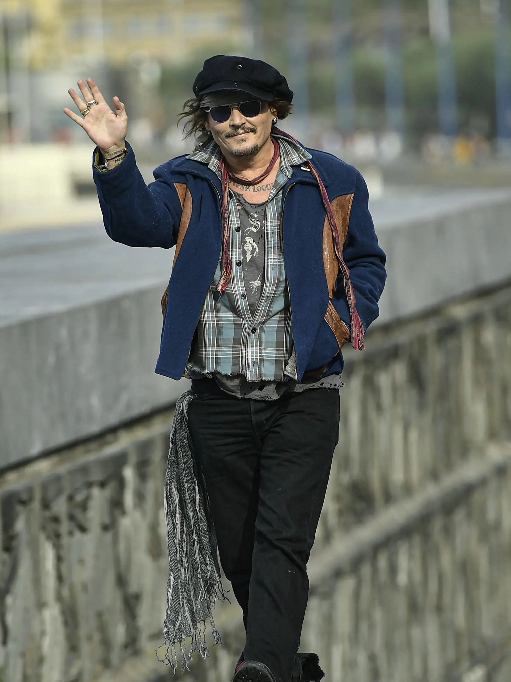 EBE 17 San Sebastián - Na snímke americký herec Johnny Depp počas fototermínu na 69. ročníku filmového festivalu v San Sebastiáne v severnom Španielsku v stredu 22. septembra 2021.  Johnny Depp si prevezme Cenu Donostie za prínos pre filmové umenie. FOTO TASR/AP

US actor Johny Deep waves to the media during a photocall during the 69th San Sebastian Film Festival, in San Sebastian, northern Spain, Wednesday, Sept. 22, 2021. Johny Depp will be receiving on the night Donostia Award for his contrib