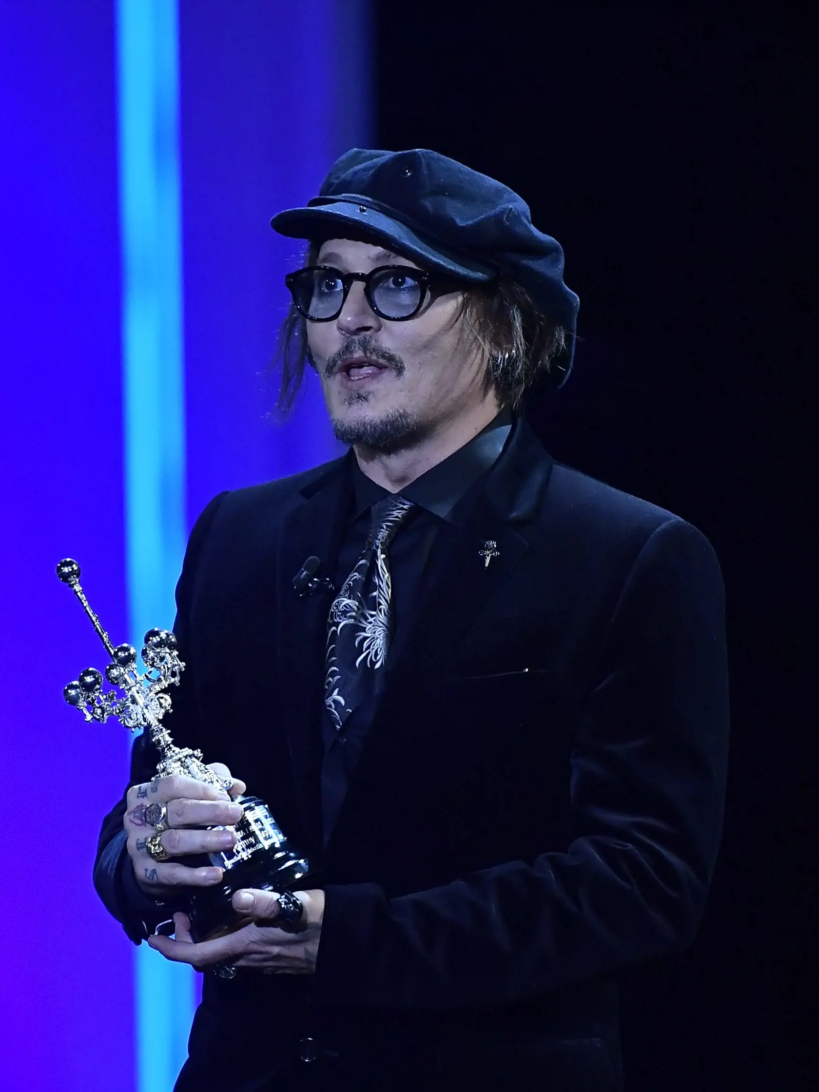 KK14 San Sebastián - Na snímke americký herec Johnny Depp si prevzal Cenu Donostie za prínos v kinematografii na 69. ročníku medzinárodného filmového festivalu v San Sebastiáne 22. septembra 2021. FOTO TASR/AP

US actor Johny Deep gestures after receiving the Donostia Award for his contribution to the cinema at the 69th San Sebastian Film Festival, in San Sebastian, northern Spain, Wednesday, Sept. 22, 2021. (AP Photo/Alvaro Barrientos)