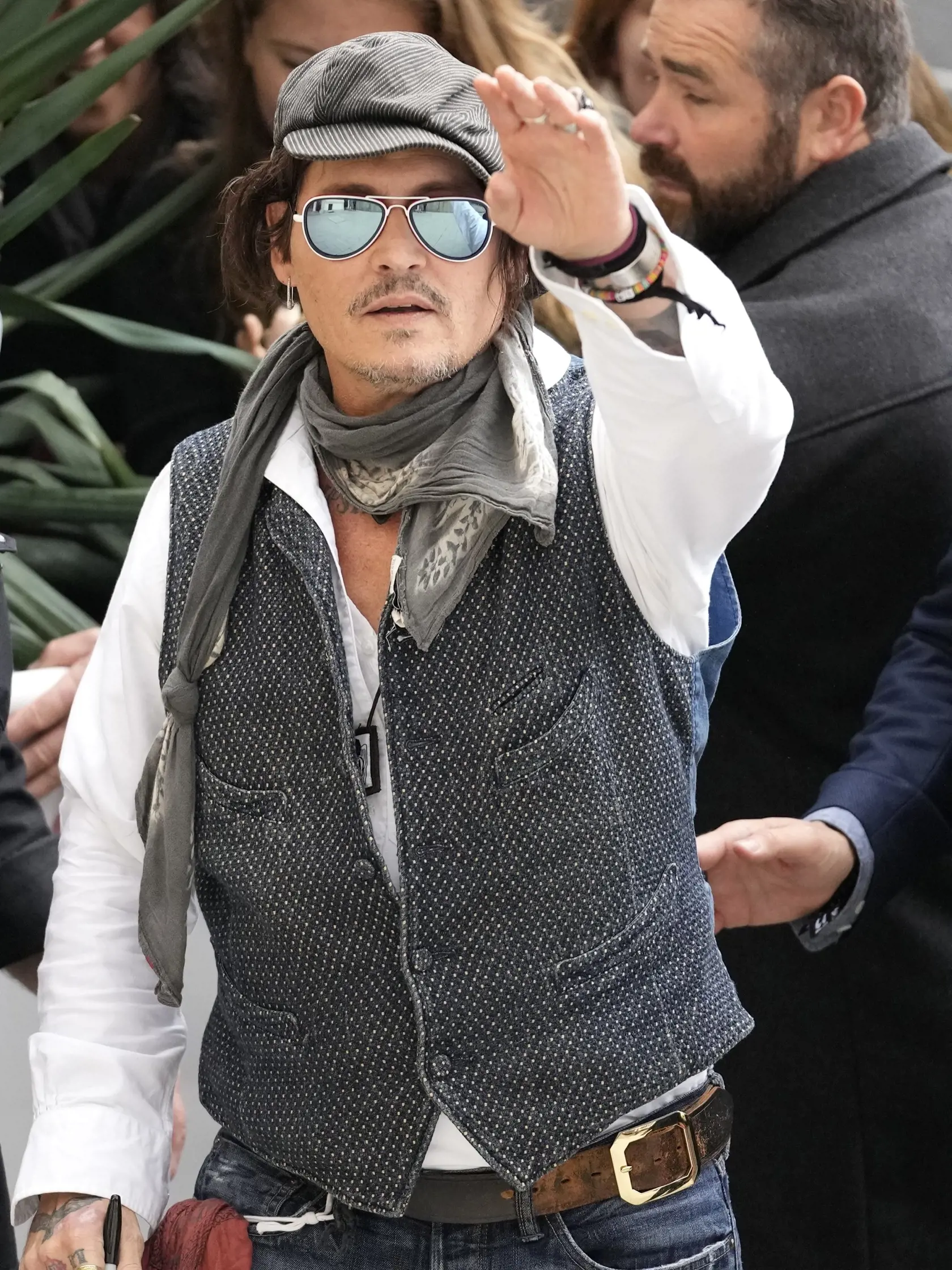 WA 39 Karlove Vary - Americký herec Johnny Depp zdraví fanúšikov počas 55. ročníka Medzinárodného filmového festivalu v Karlových Varoch (KVIFF) v sobotu 28. augusta 2021. FOTO TASR/AP

US actor Johnny Depp arrives to greet fans, during the 55th Karlovy Vary International Film Festival in Karlovy Vary, Czech Republic, Saturday, Aug. 28, 2021. (AP Photo/Petr David Josek)