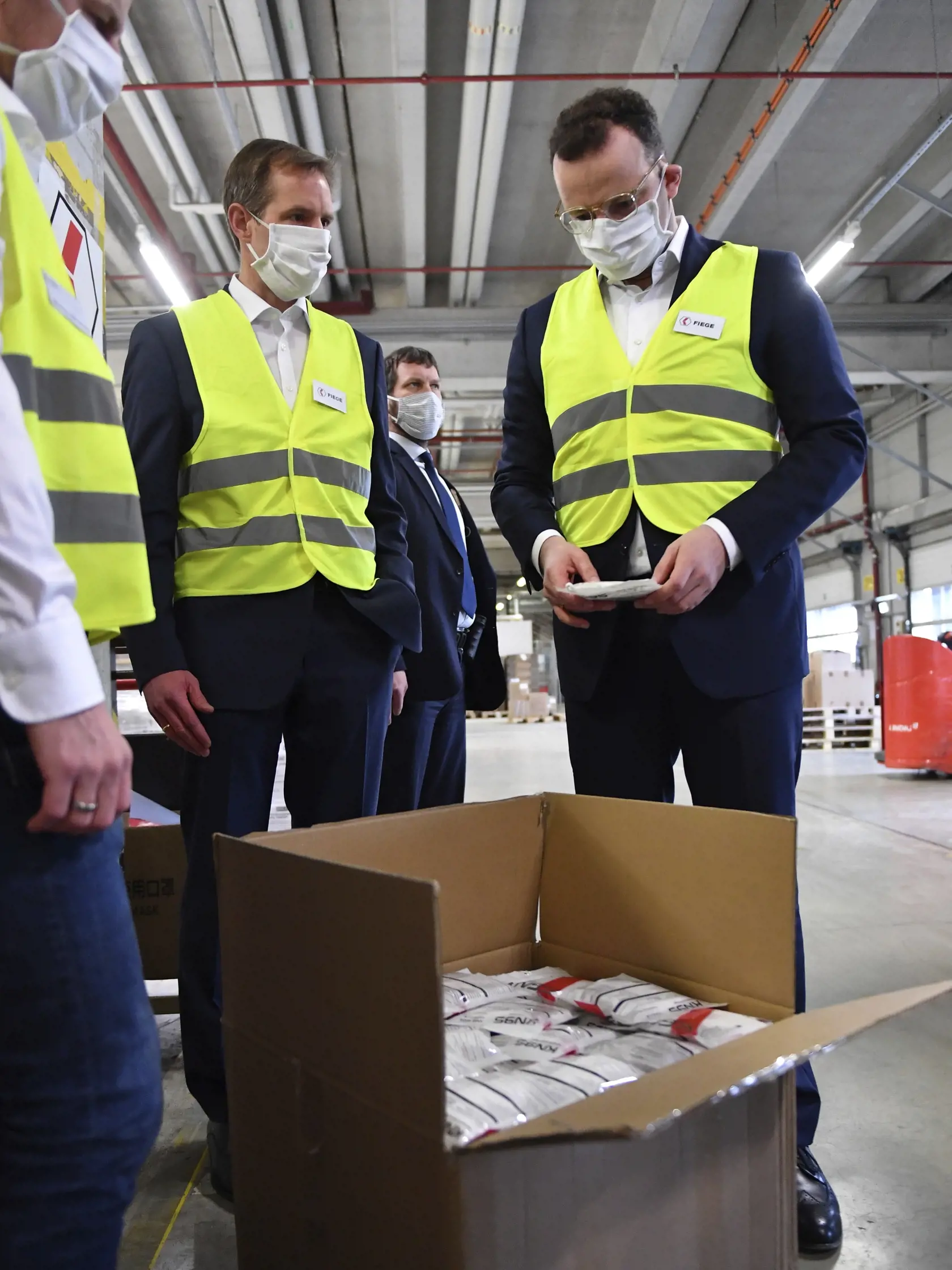 JB 3 Apfelstädt - Nemecký minister zdravotníctva Jens Spahn (CDU) (vpravo) počas návštevy skladu logistickej spoločnosti v nemeckom meste Apfelstädt 3. apríla 2020. Nemecko testuje na koronavírus až 500.000 ľudí týždenne. To pomáha znižovať úmrtnosť na chorobu COVID-19 v krajine. Nemecko dosiaľ potvrdilo 79.696 prípadov nákazy koronavírusom a 1017 úmrtí. FOTO TASR/AP 

Jens Spahn (CDU), Federal Minister of Health, visits a warehouse of a logistics company in Apfelstaedt, Germany, Friday, April 3