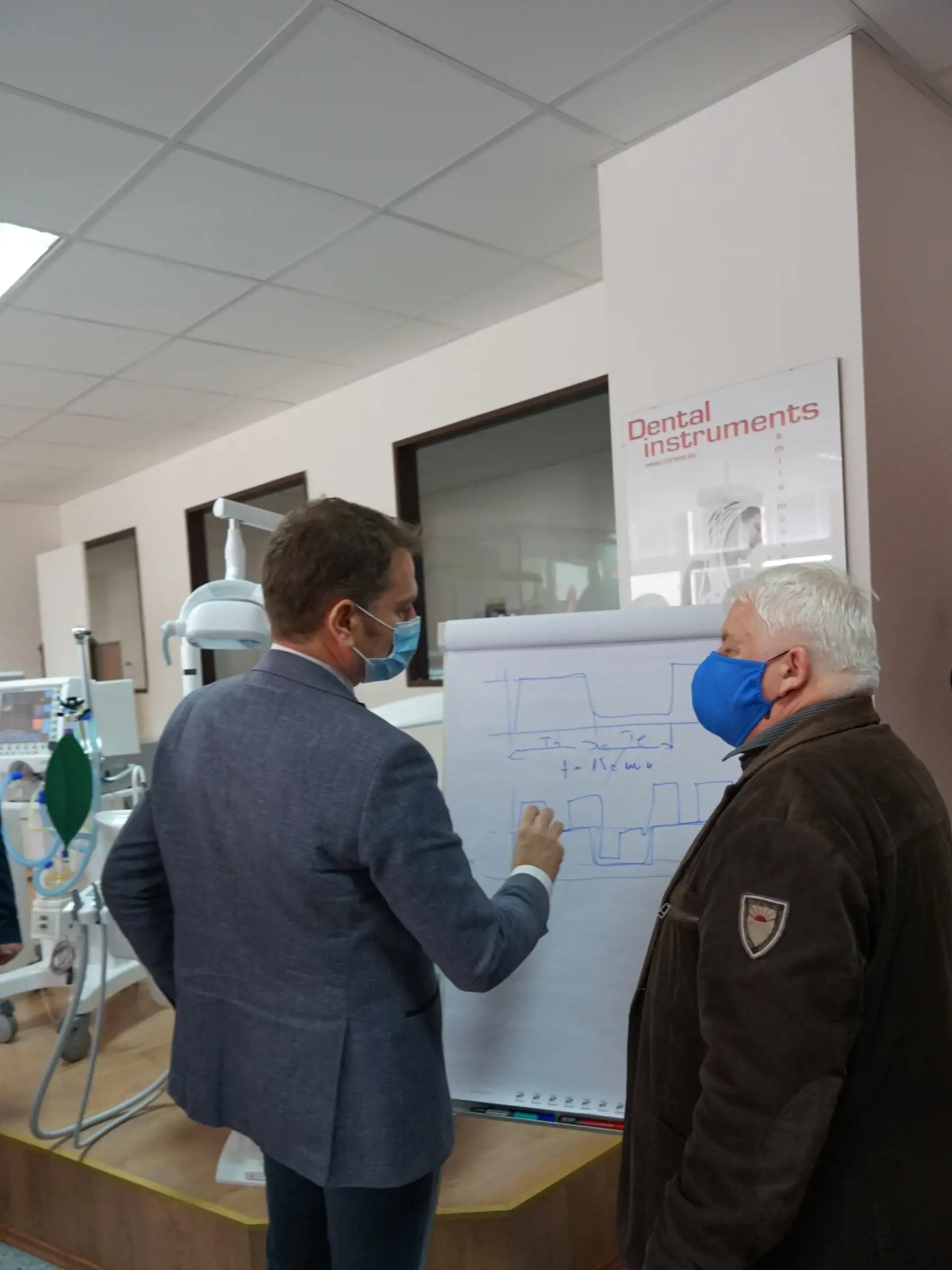 Premiér Igor Matovič navštívil výrobnú spoločnosť v Starej Turej, dôvodom je záujem štátu o dodanie 300 ks špičkových prístrojov, ktoré sú obrovskou nádejou pre nakazených koronavírusom.