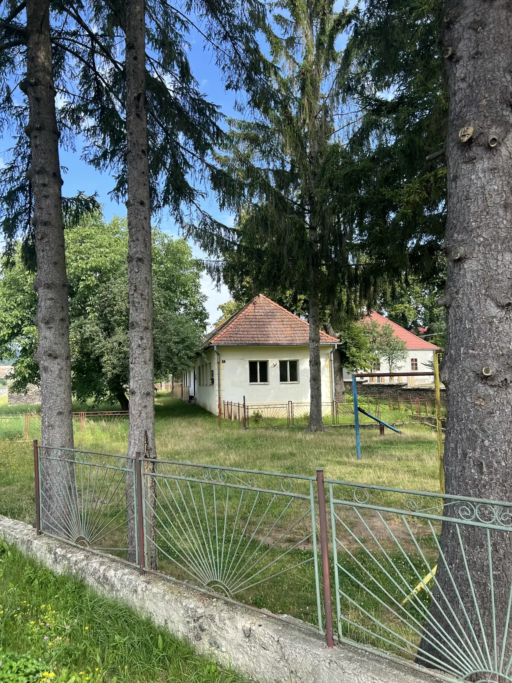 Hneď vedľa múzea sa tiež nachádza bývalá cirkevná škola, v ktorej sa učilo od roku 1630 do 1974 a navštevovala ju aj samotná autorka.