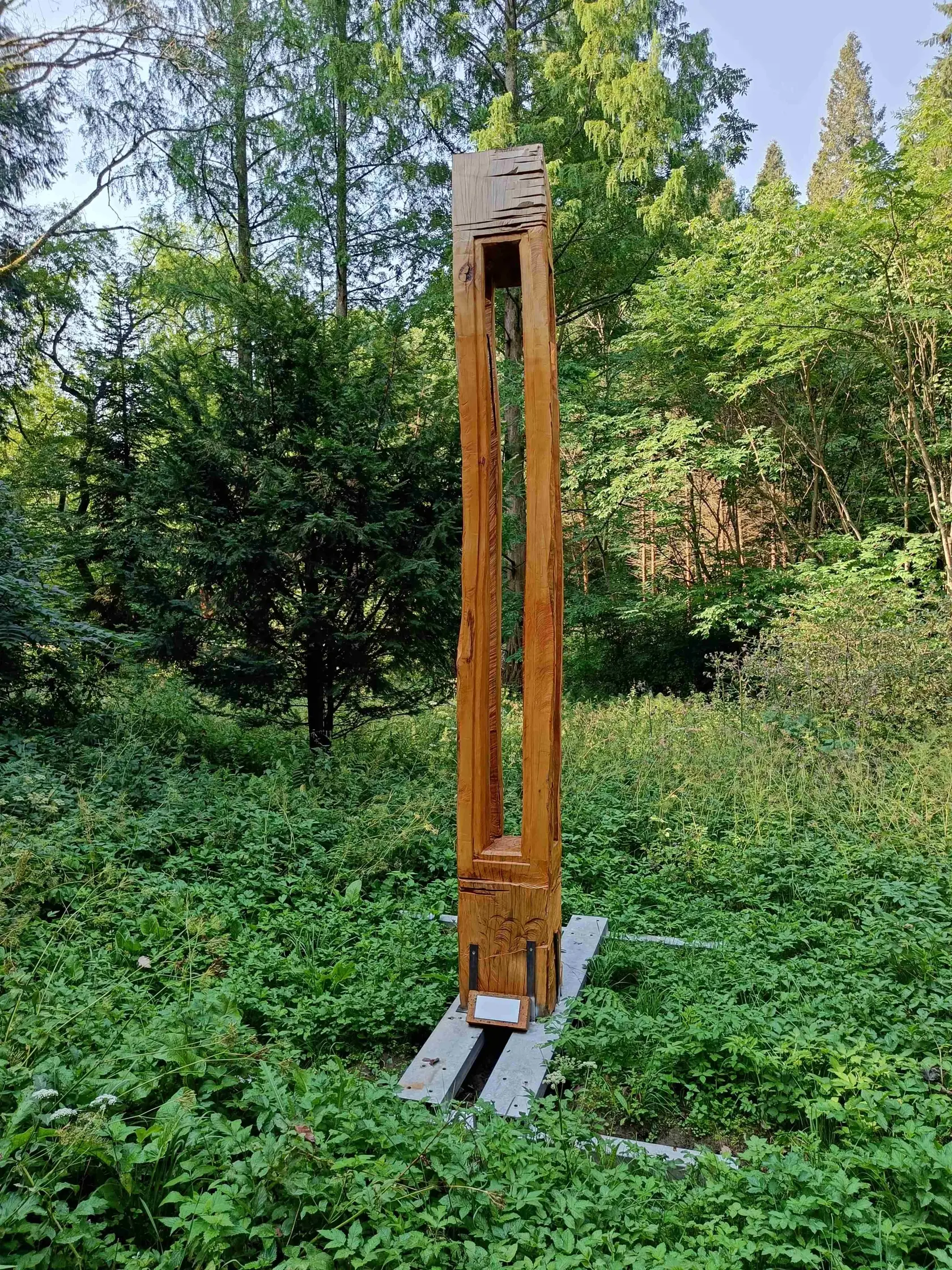 Exteriérová galéria vznikla v širokej spolupráci viacerých subjektov: Národného lesníckeho centra, Mestských lesov Banská Štiavnica, Hotela Grand Matej, Galériou J. Bindera, firiem Modify a COMEX a ďalších.