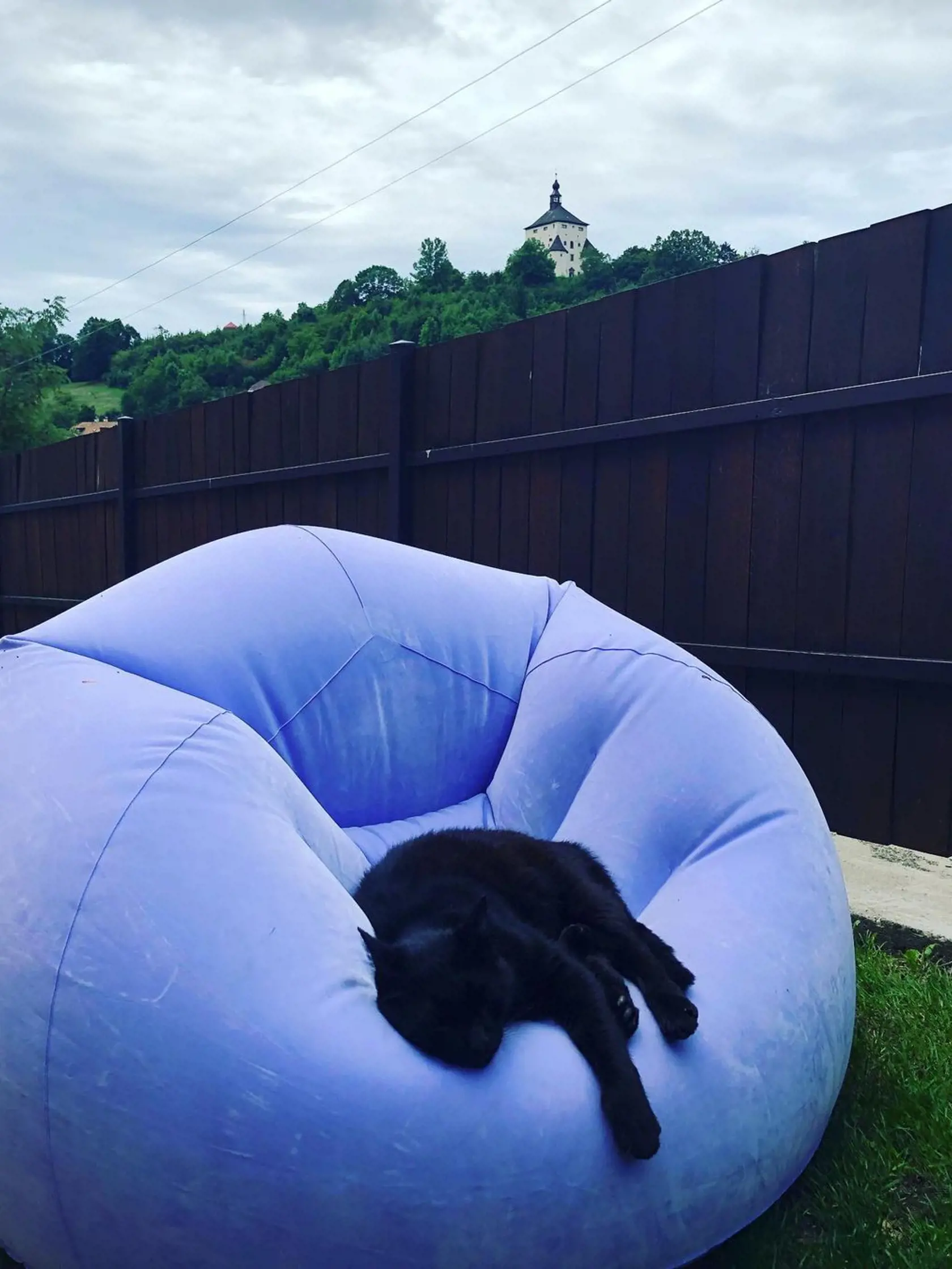 Rodné mesto Zdenky Prednej, v ktorom žije aj so svojou rodinou, je malebné. Podľa jej slov sa v Banskej Štiavnici cíti, akoby bola každý deň na dovolenke.