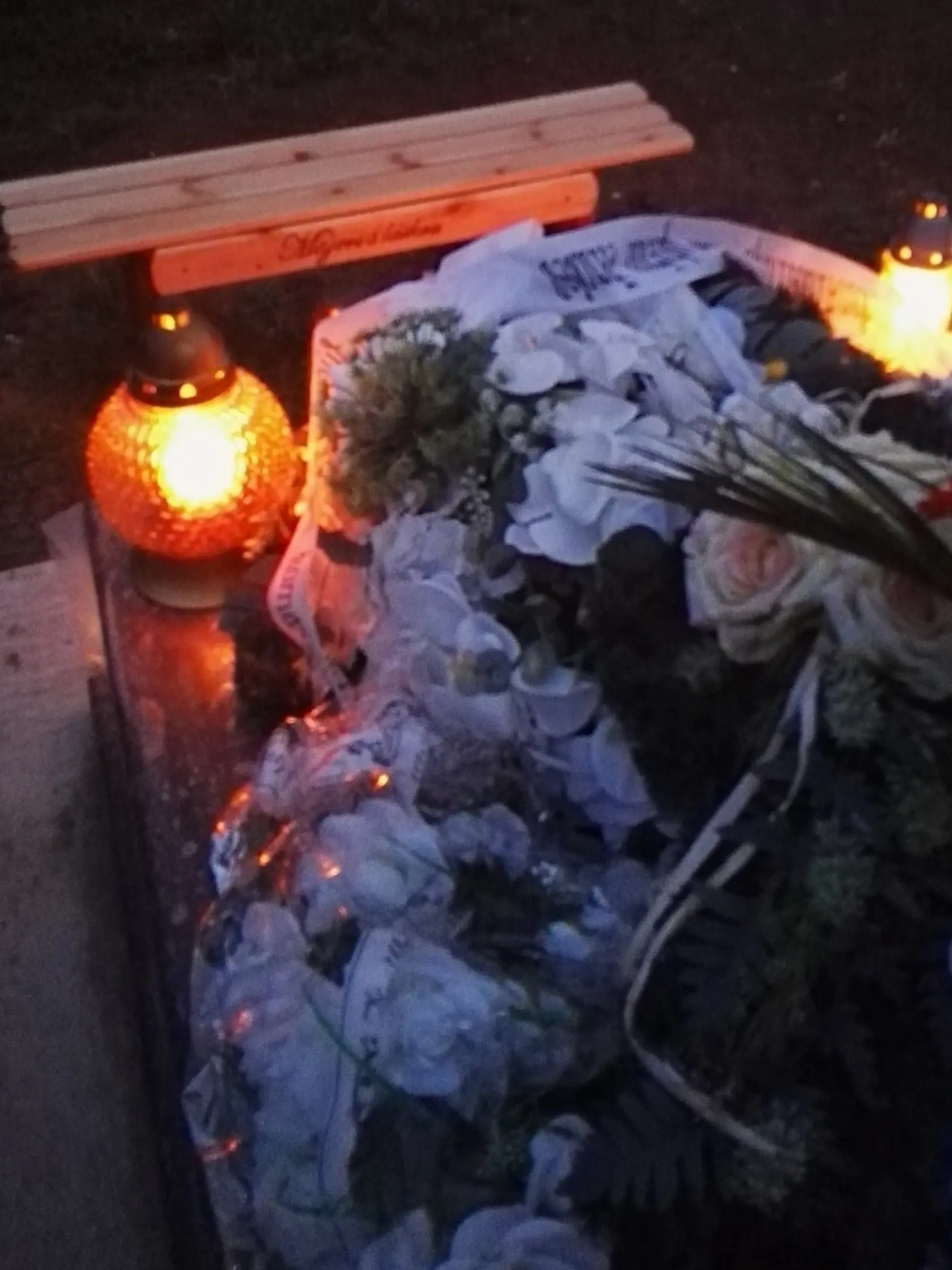 Hrob tragicky zosnulého posunovača Mária Nagya (†31) z Košíc je stále zaplavený kvetmi a kahancami s horiacimi sviečkami. Na jednom z nich je podobizeň nebohého.