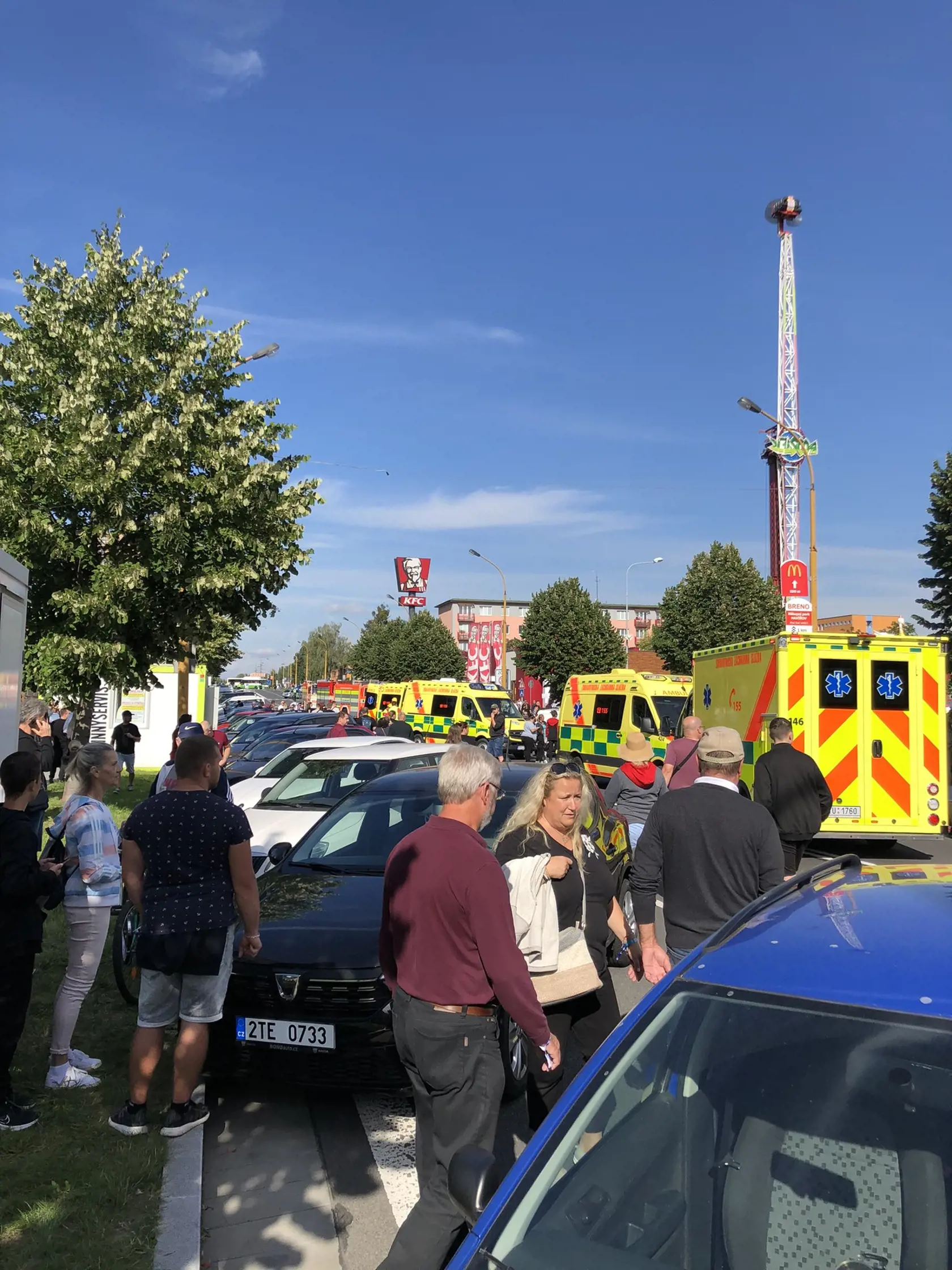 Najmenej 12 ľudí utrpelo v sobotu popoludní zranenia pri páde kolotoča v meste