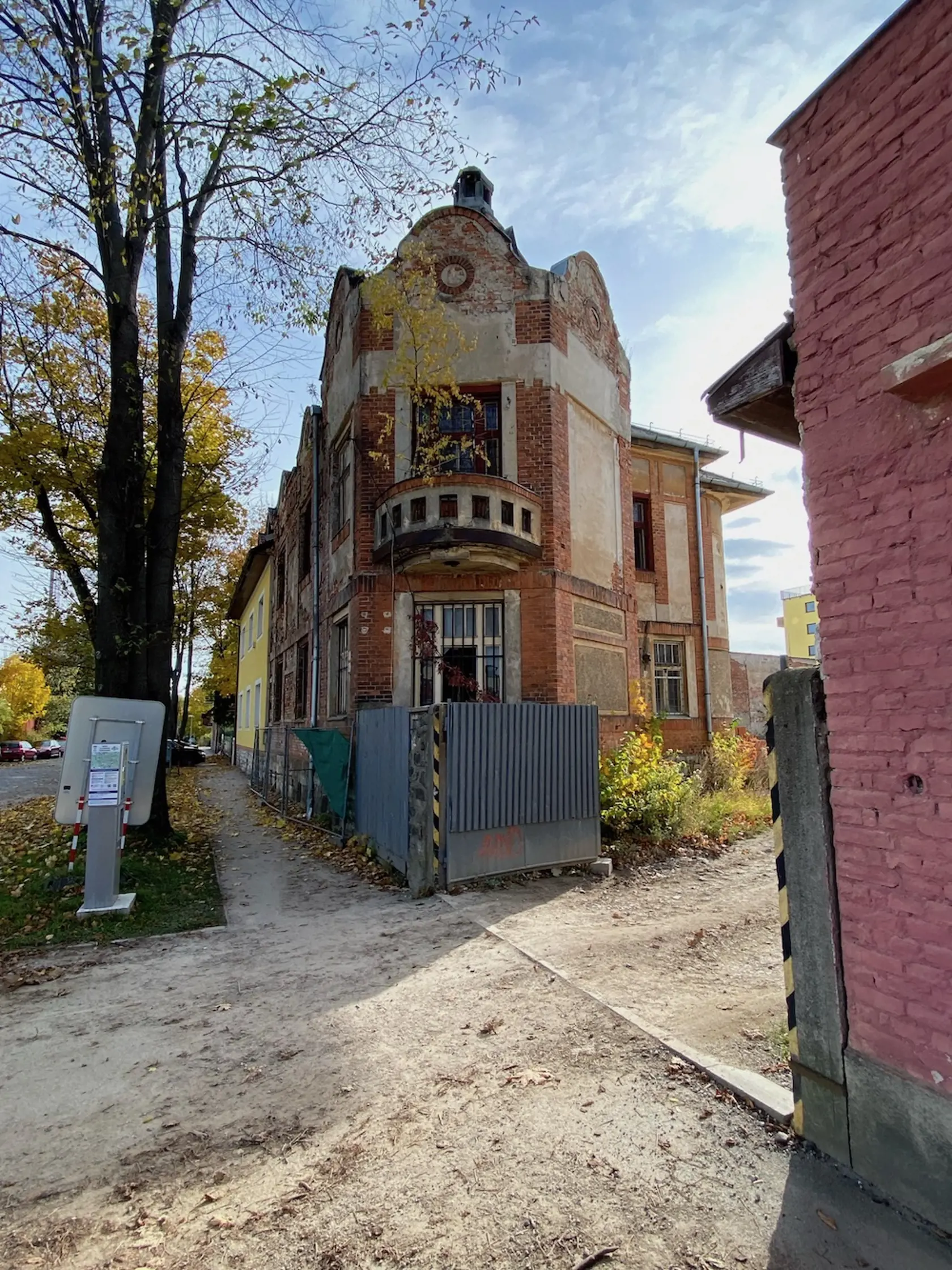 Dom v susedstve chcú zbúrať.