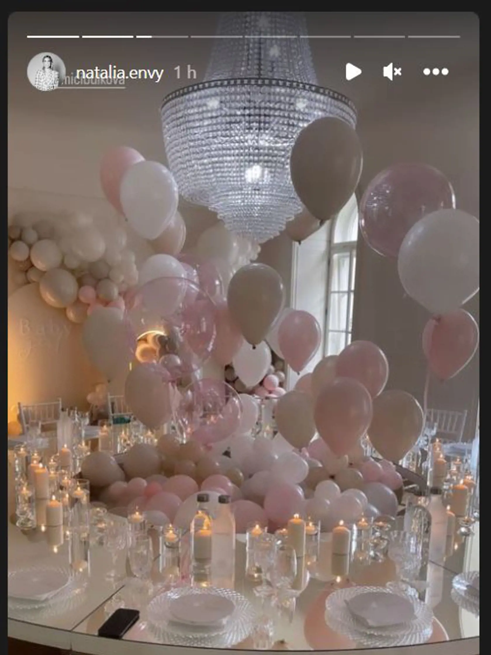 Takto to vyzeralo na baby shower oslave Dominiky Cibulkovej. Výzdoba a stolovanie boli prepracované do najmenšieho detailu.
