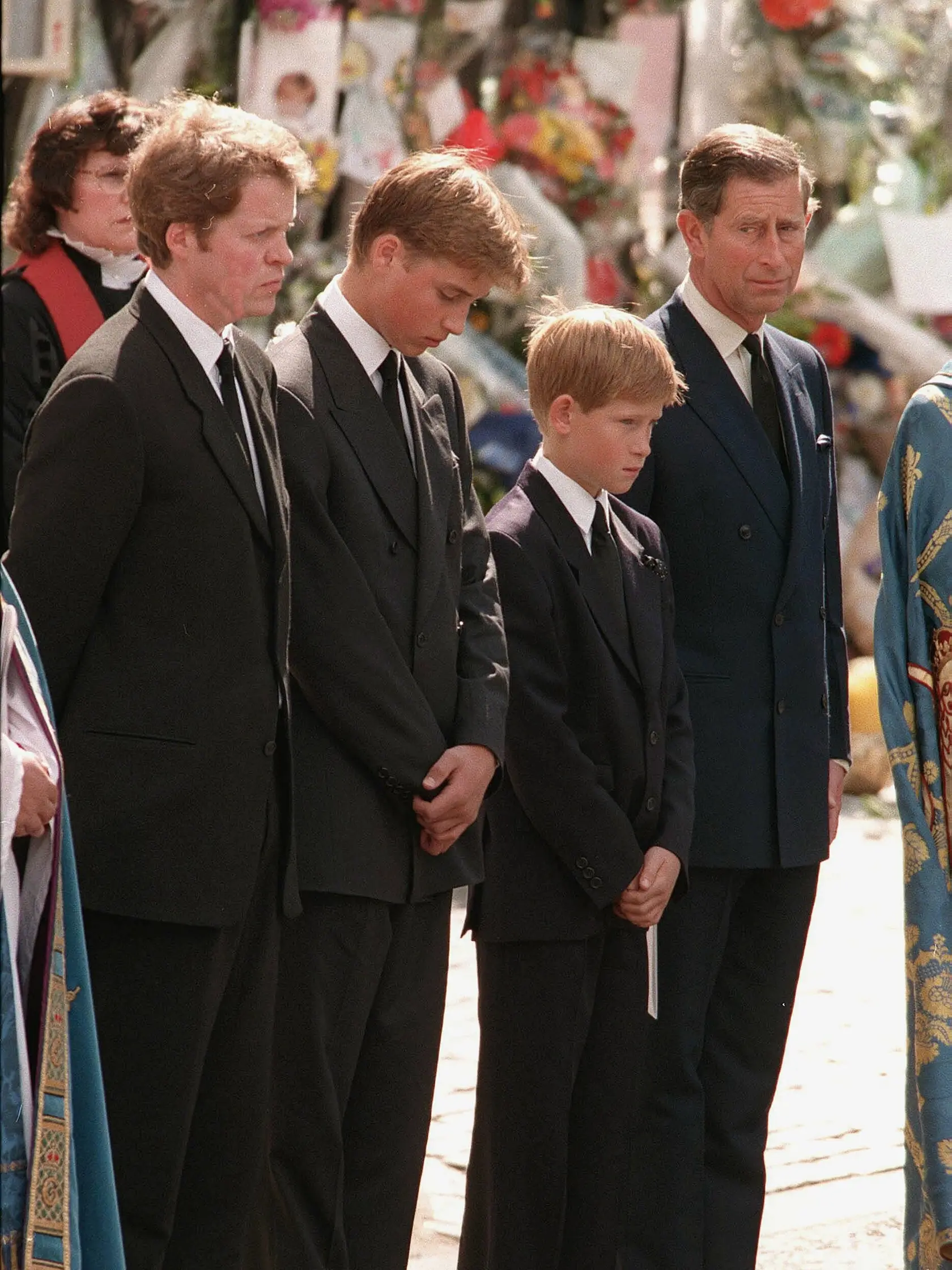 Princ William a princ Harry na pohrebe svojej matky v roku 1997.