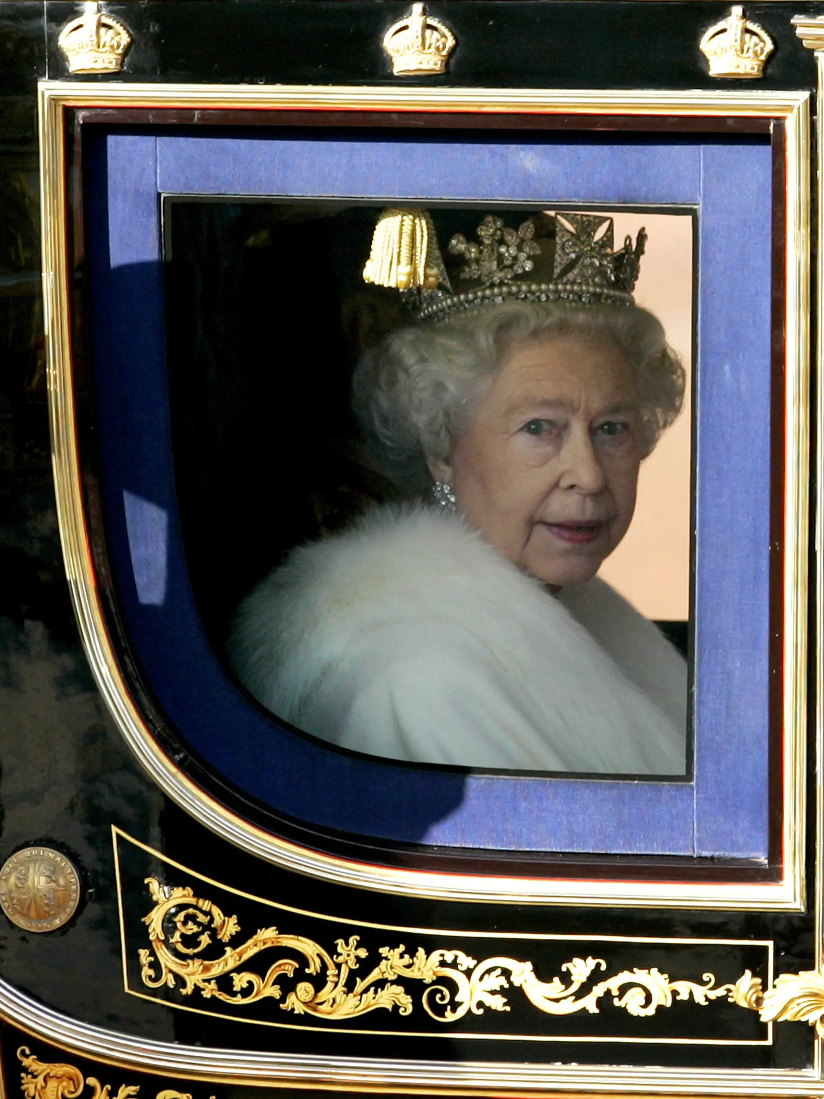 Vo veku 96 rokov zomrela vo štvrtok britská kráľovná Alžbeta II. Oznámil to Buckinghamský palác. Na snímke z 6. novembra 2007 kráľovná Alžbeta II. opúšťa Buckinghamský palác v State Coach, aby sa zúčastnila na štátnom otvorení parlamentu v Londýne. F