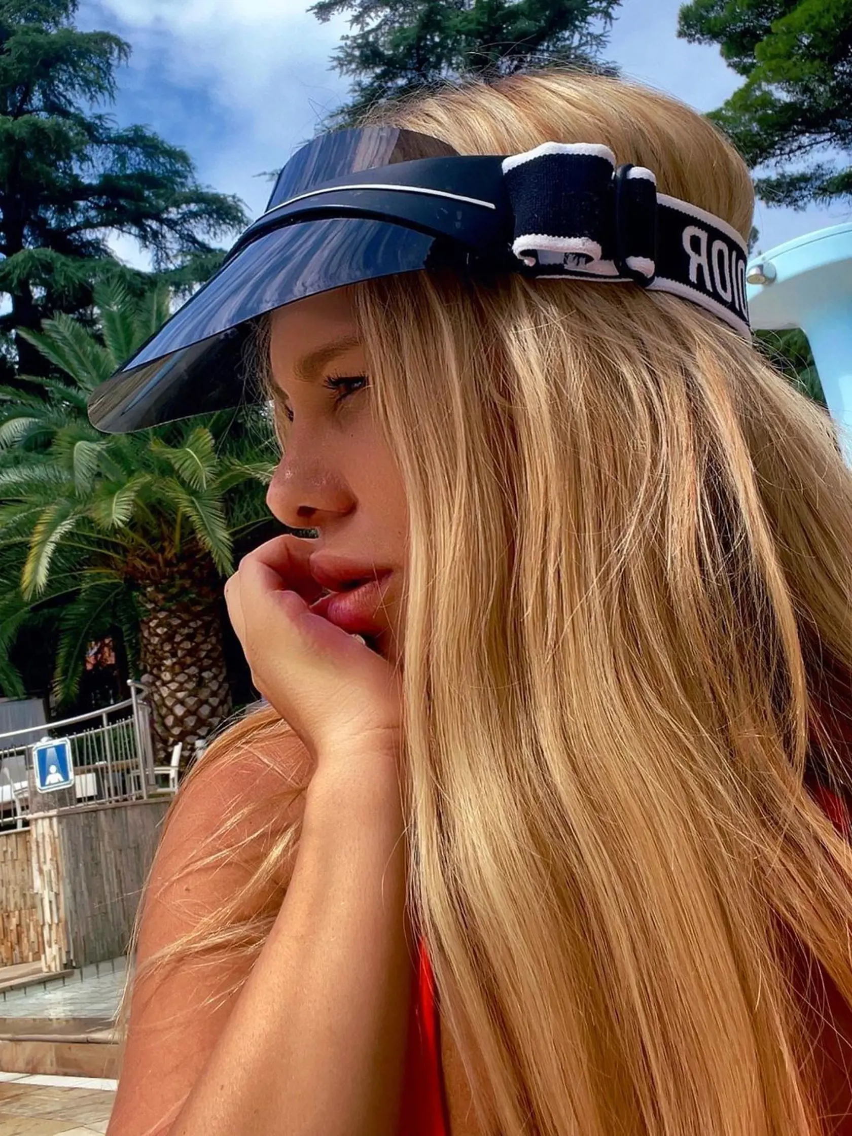 Blondínka popri mamičkovských povinnostiach evidentne stíha aj príjemný oddych. Najnovšie totiž zverejnila snímku, že si užíva sladký relax v exotike. Laura zapózovala v sexi čiernych plavkách na pláži na pozadí s palmami. Snímka vznikla pravdepodobne v Dubaji, kde rád a často dovolenkuje aj predseda parlamentu Kollár. Šiltovka Dior stojí okolo 650 eur.