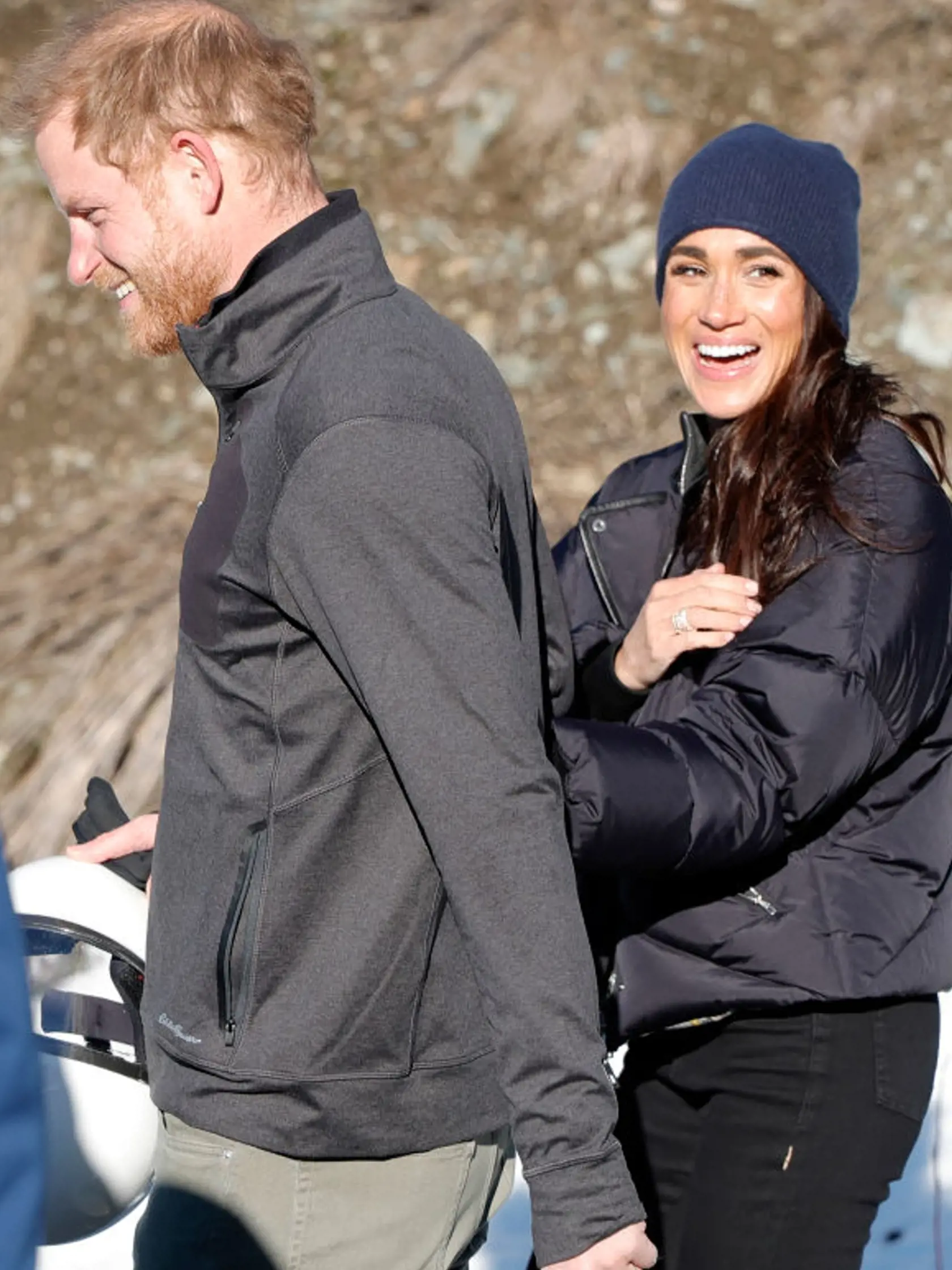 Meghan po asi deviatich mesiacoch ukázala zásnubný prsteň. Bol v oprave, lebo sa uvoľnilo nastavenie.