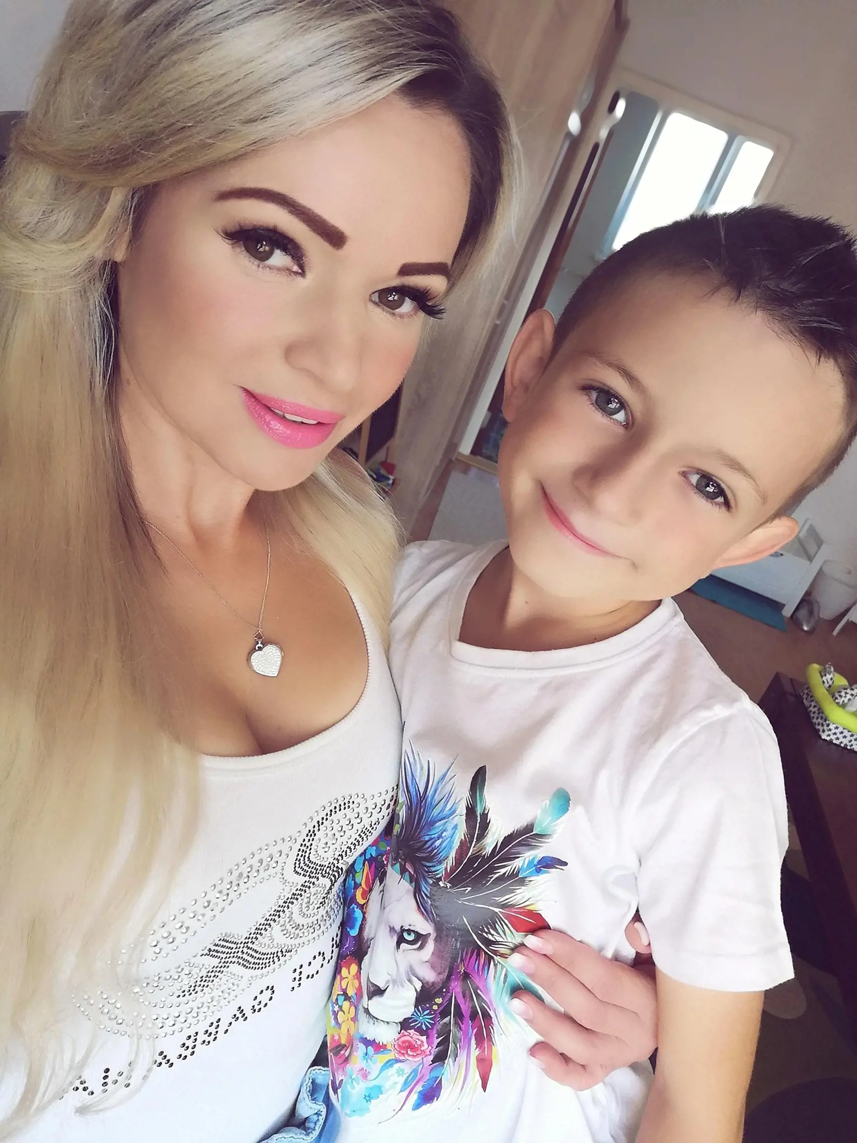 Mária si užíva chvíle so synom.