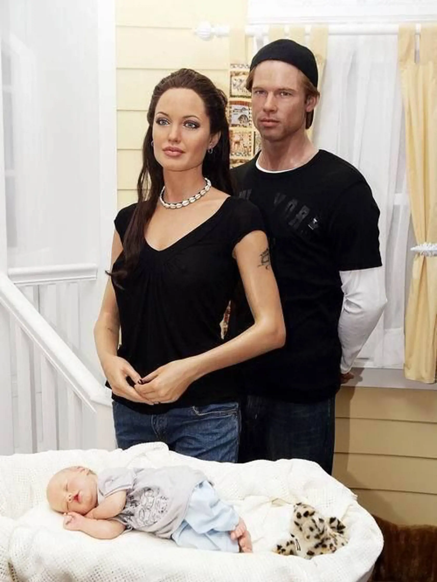 Angelina Jolie , Brad Pitt a ich bábätko Shiloh z vosku.