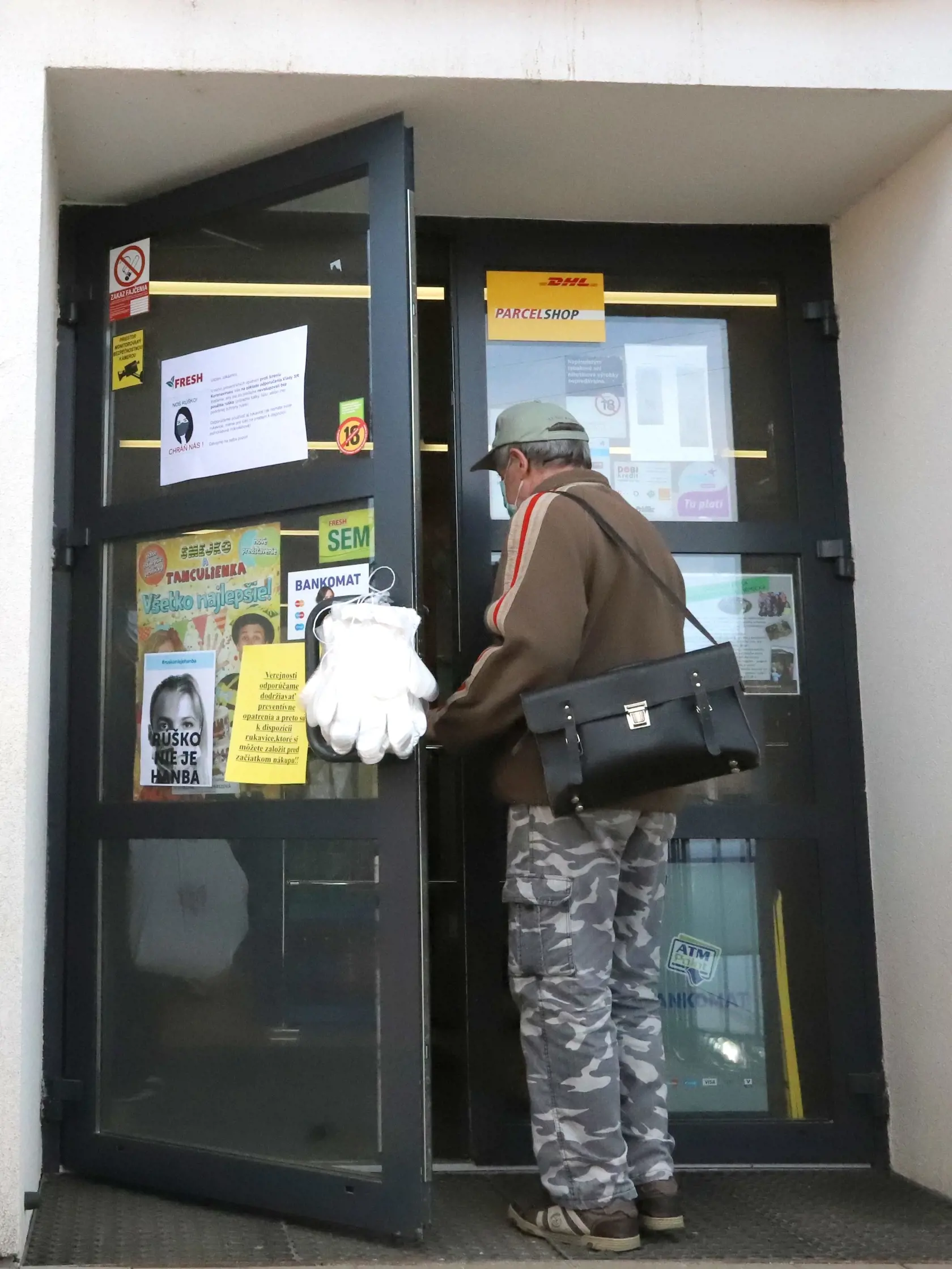 V obci Predajná, okres Brezno má zákazník pri vstupe do predajne k dispozícii ochranné rukavice.