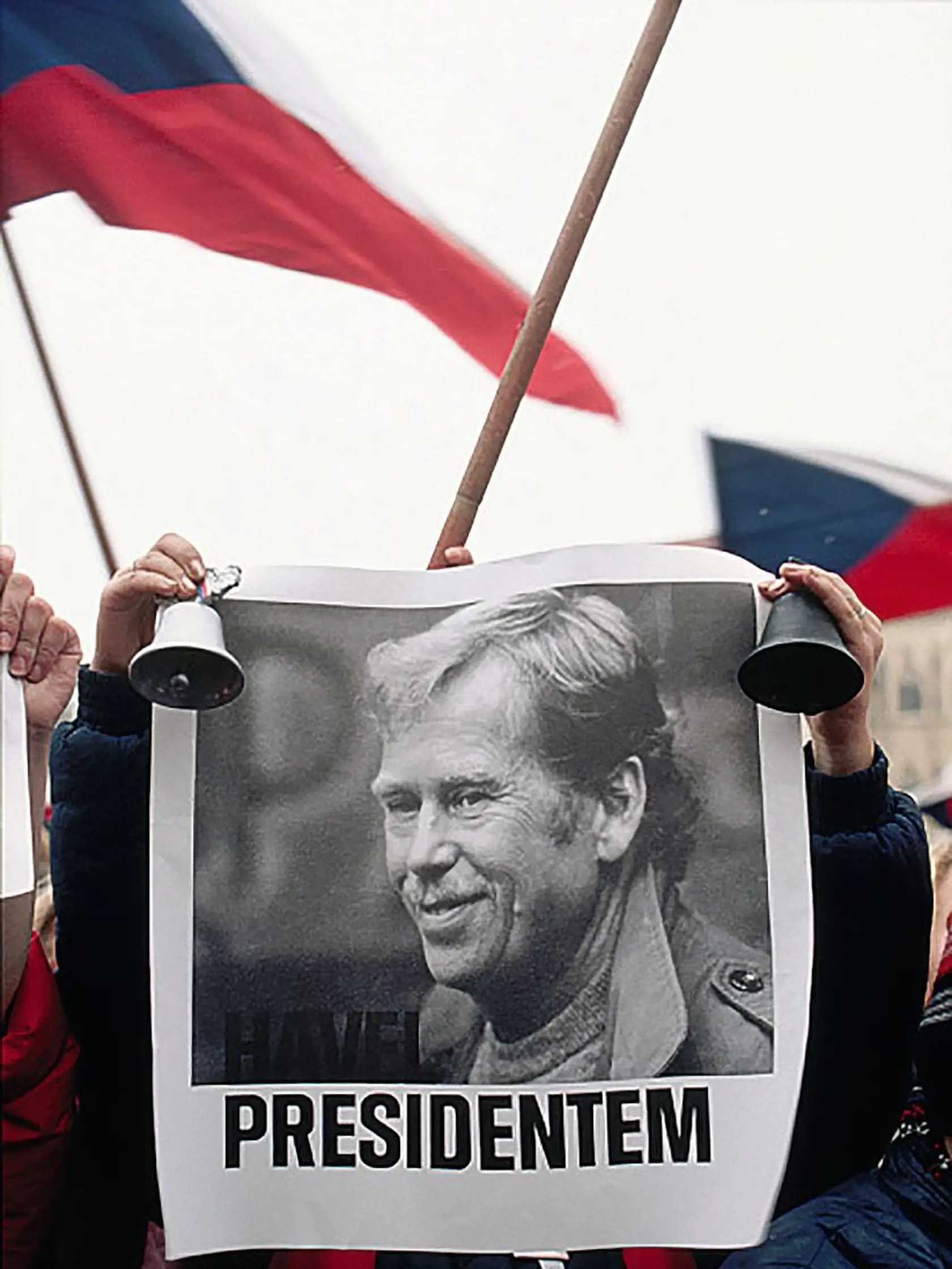 Medzitým k nám dorazila ruská a albánska mafia a Vašek Klaus so slovenským parťákom Vladkom Mečiarom rozdelili republiku bez toho, aby sa občanov spýtali, čo si o tom myslia. Odštartovala veľká privatizácia, čiže odštátňovanie veľkých podnikov, alebo inak, nehorázna krádež .V lepšom prípade ich skúpili zahraničné korporácie, v tom horšom ich Vladko porozdával svojim dlhoprstým kamošom.