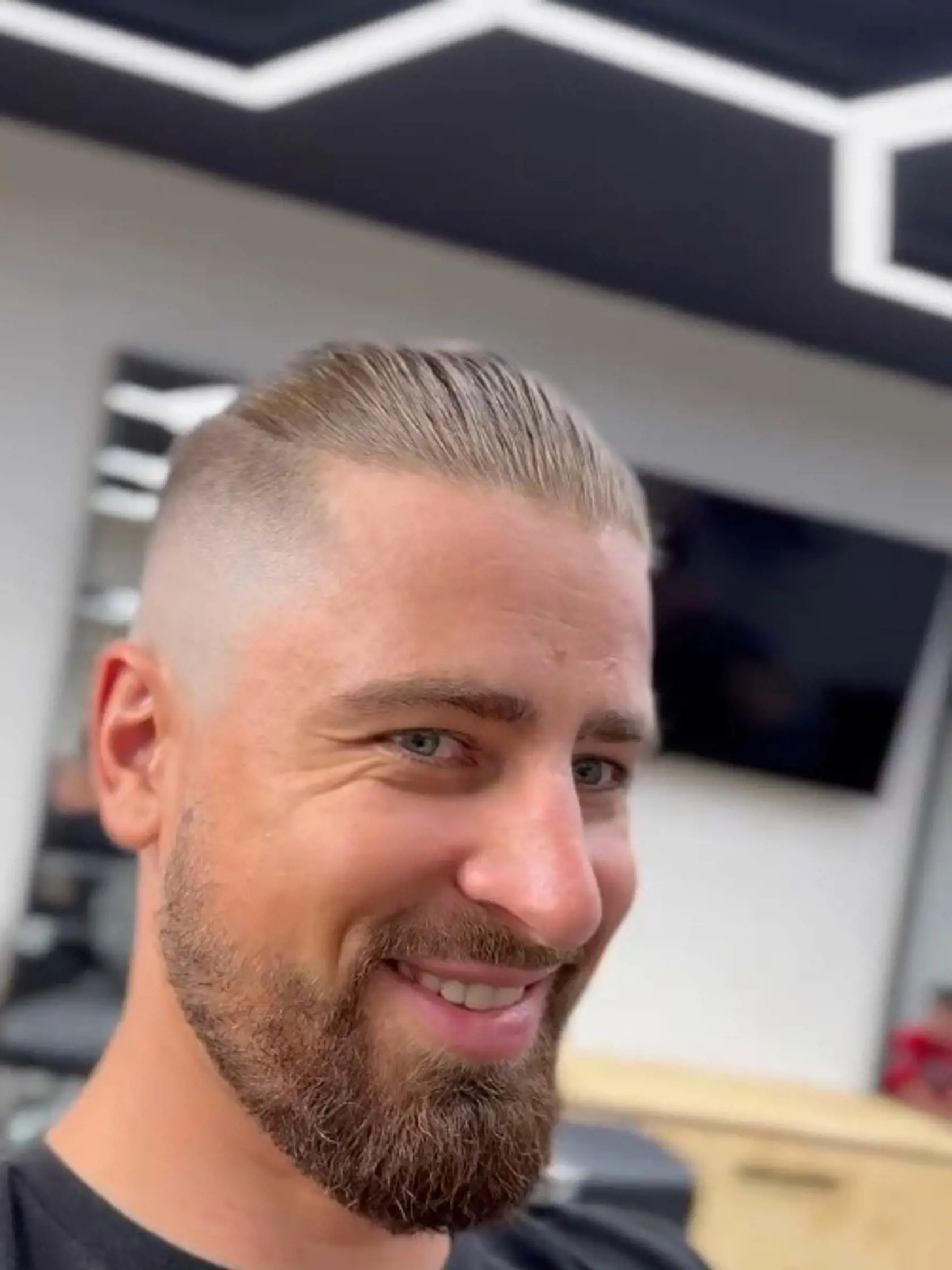 Peter Sagan sa opäť odhodlal ku zmene účesu. Boky vyholené, hore dlhé vlasy v copíku. Čo poviete na nový imidž nášho cyklistu?