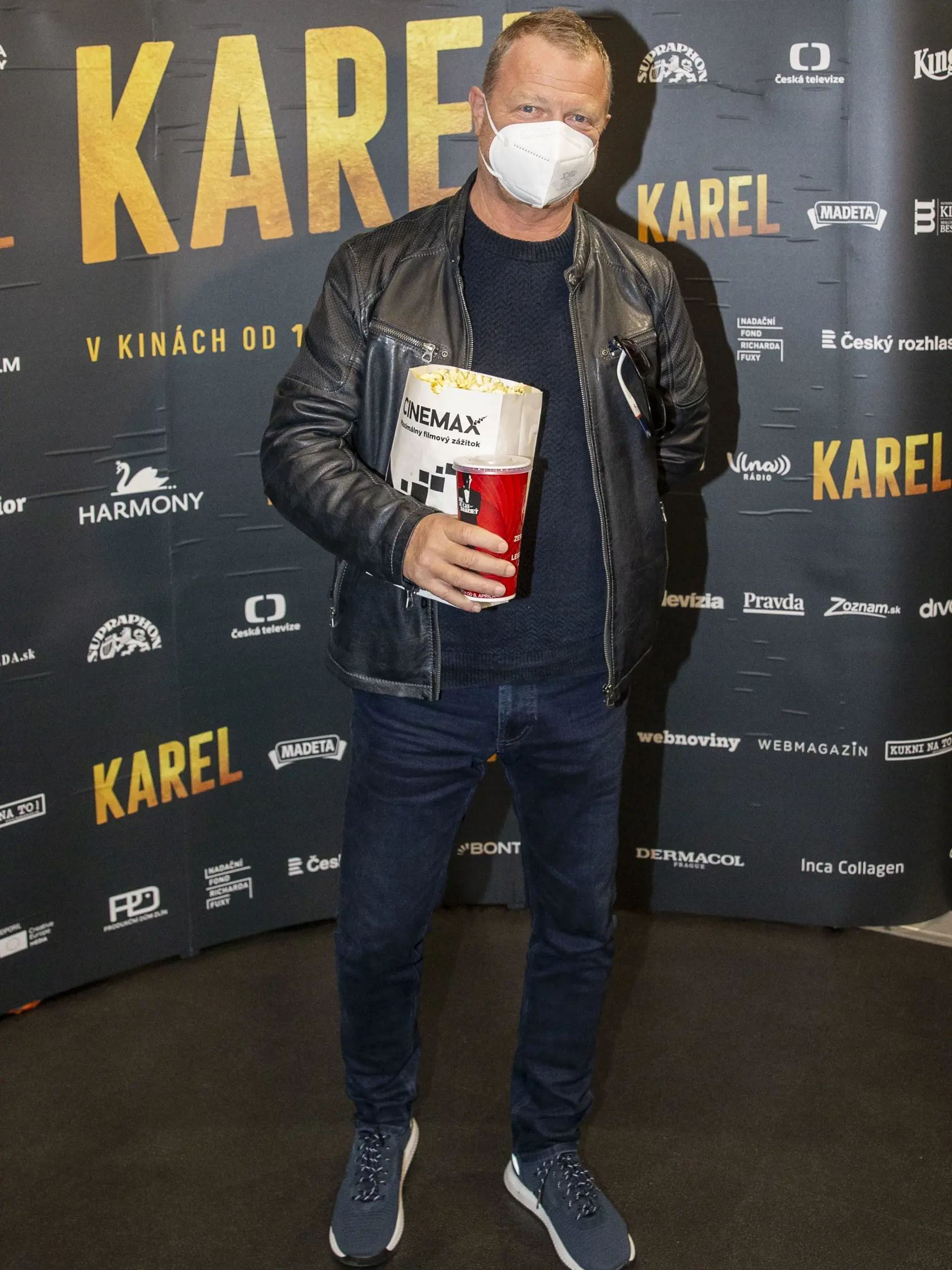 Na snímke je Maroš Kramár na premiére filmu Karel. 