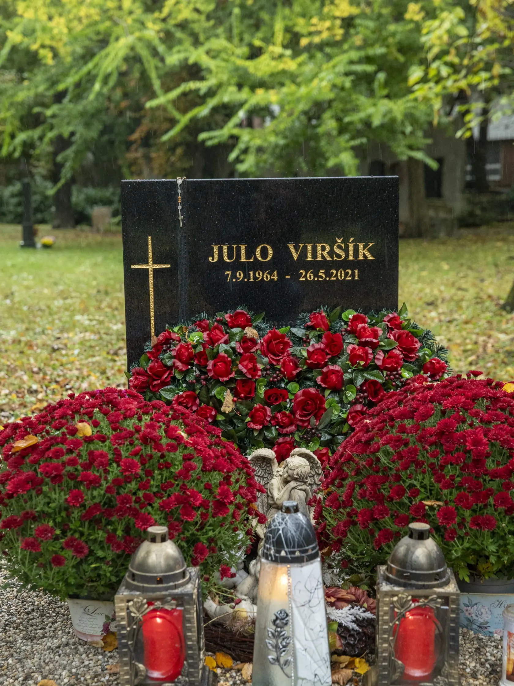 Na snímke je miesto posledného odpočinku moderátora Jula Viršíka na Ondrejskom cintoríne.