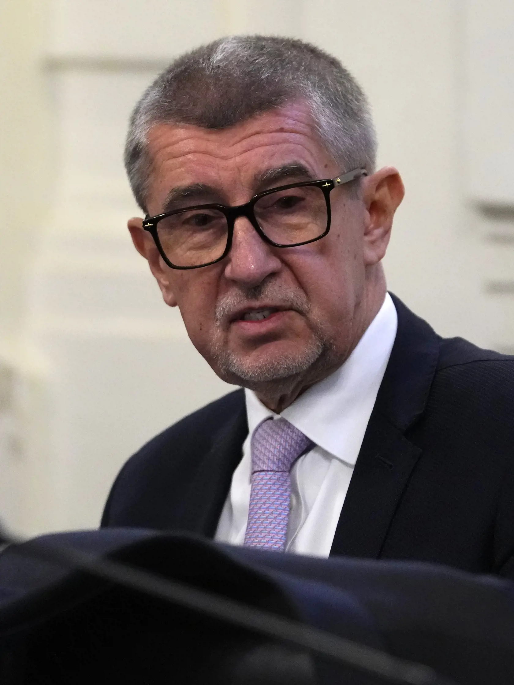 Bývalý český premiér a prezidentský kandidát Andrej Babiš prichádza na súd 4. januára 2023 v Prahe.