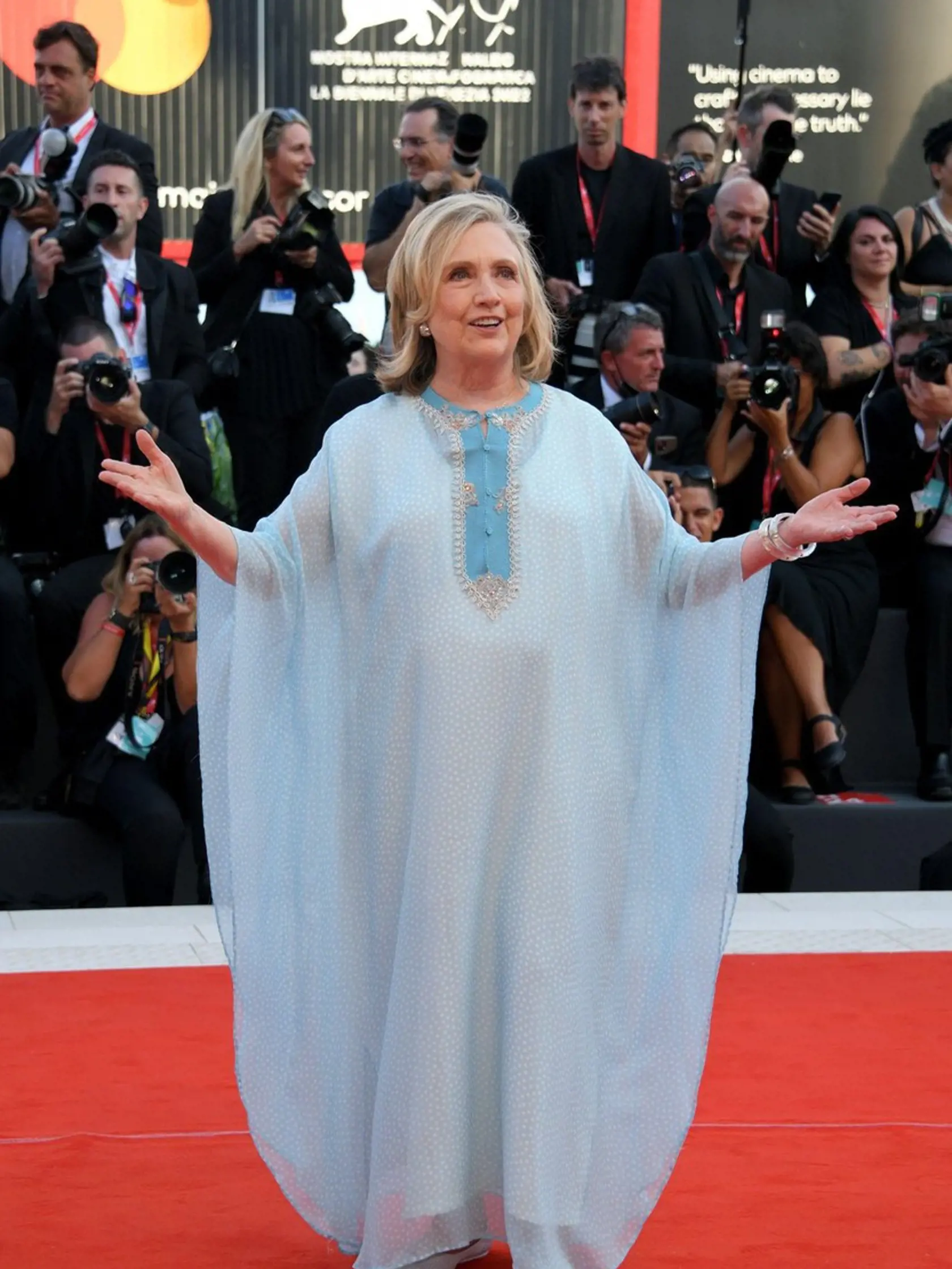 Hilary Clinton na červenom koberci.
